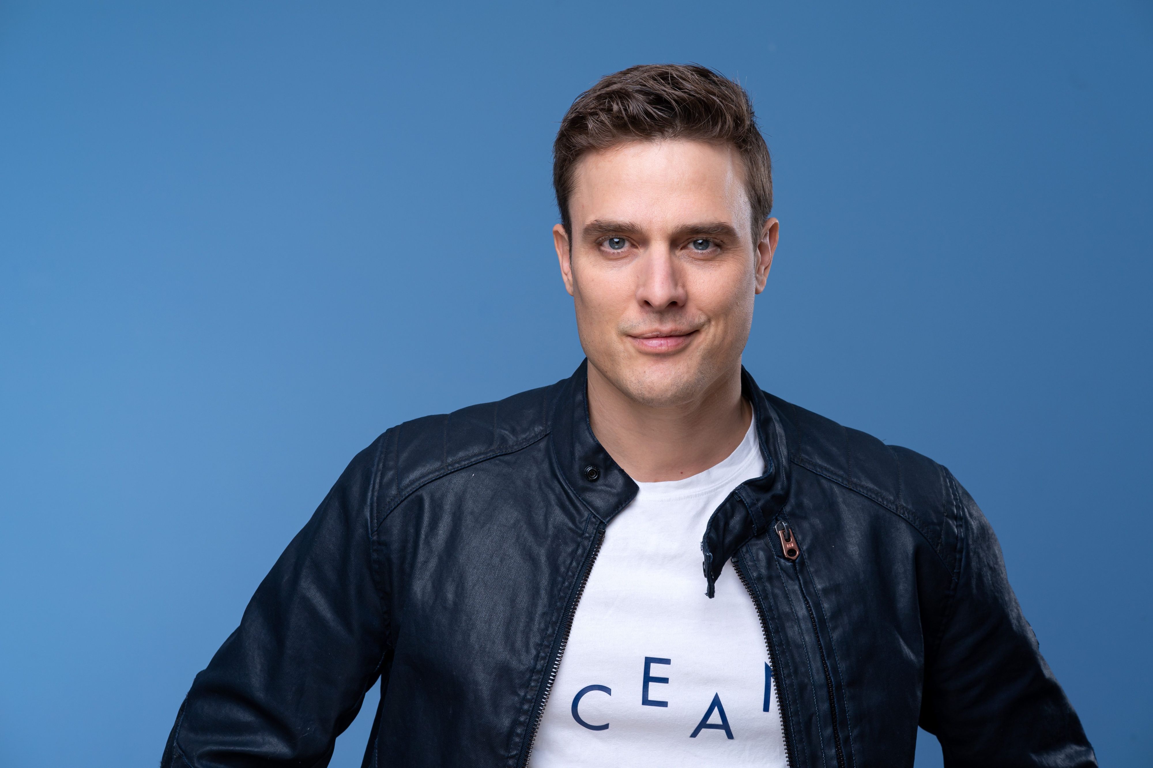Mann in Jacke und T-Shirt