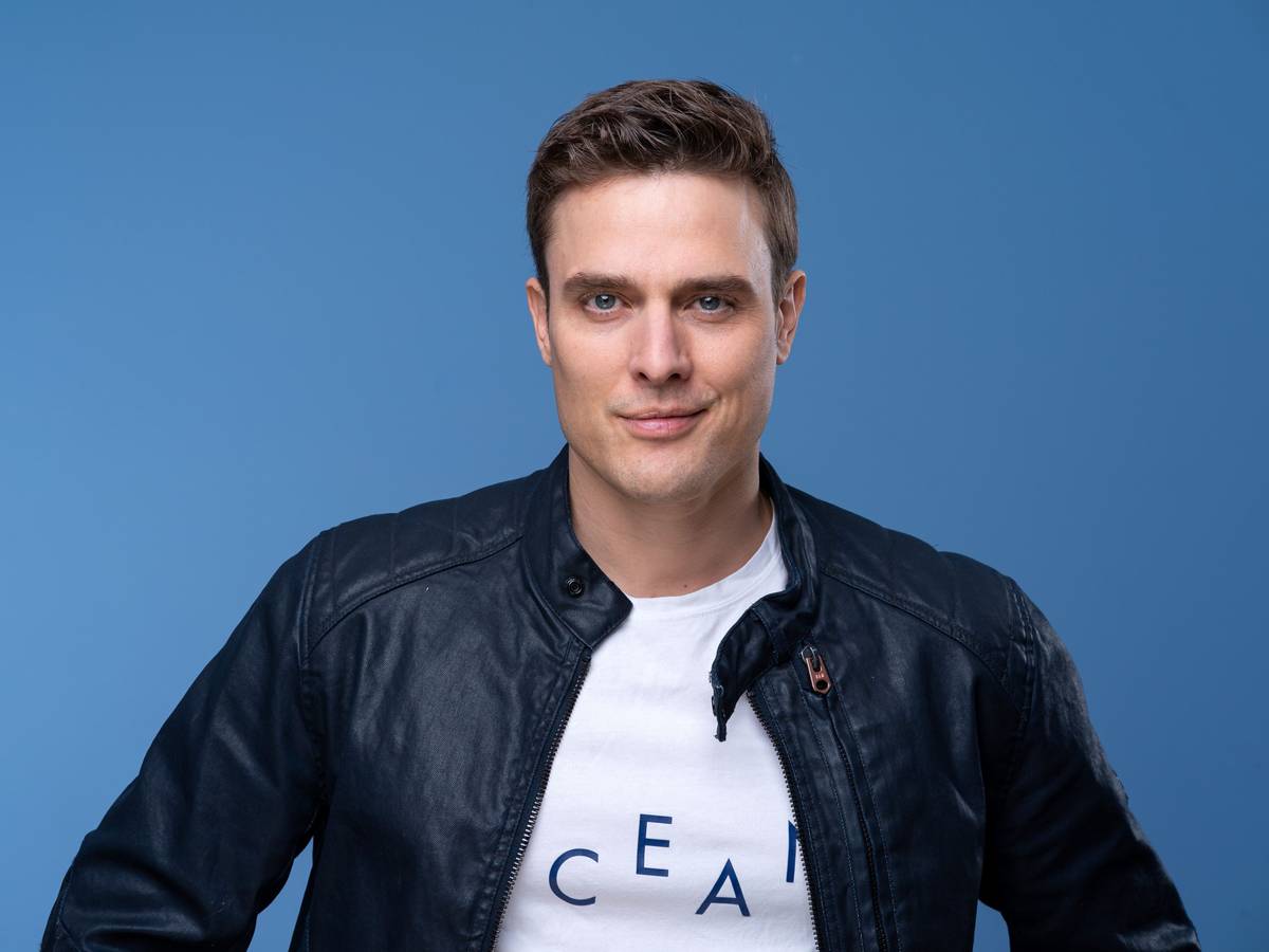 Mann in Jacke und T-Shirt
