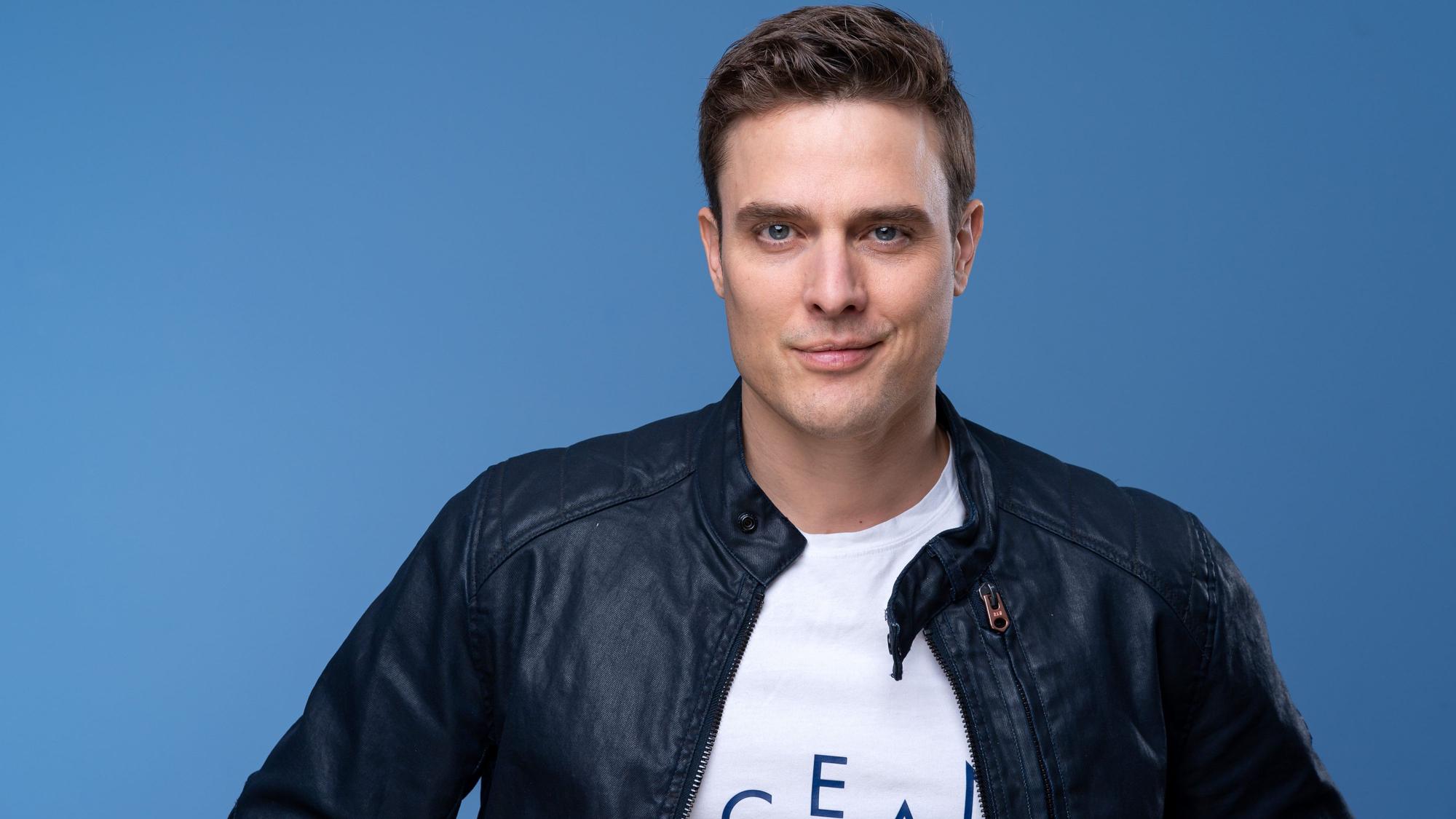 Mann in Jacke und T-Shirt