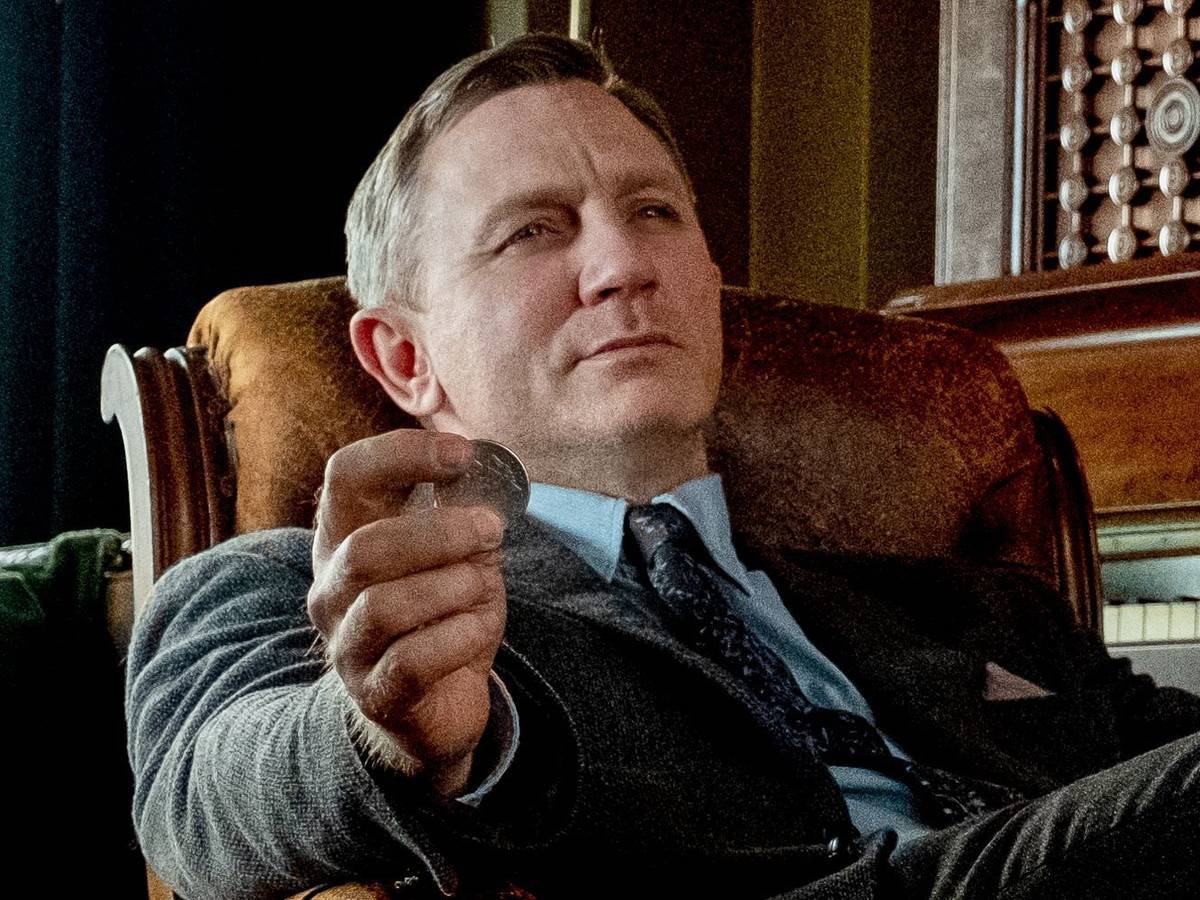 Cooler als 007: Daniel Craig treibt als knorriger Privatdetektiv Benoît Blanc die Familie des Toten vor sich her. (Bild: ARD Degeto/2018 MRC II Distribution Company L.P. All rights reserved)