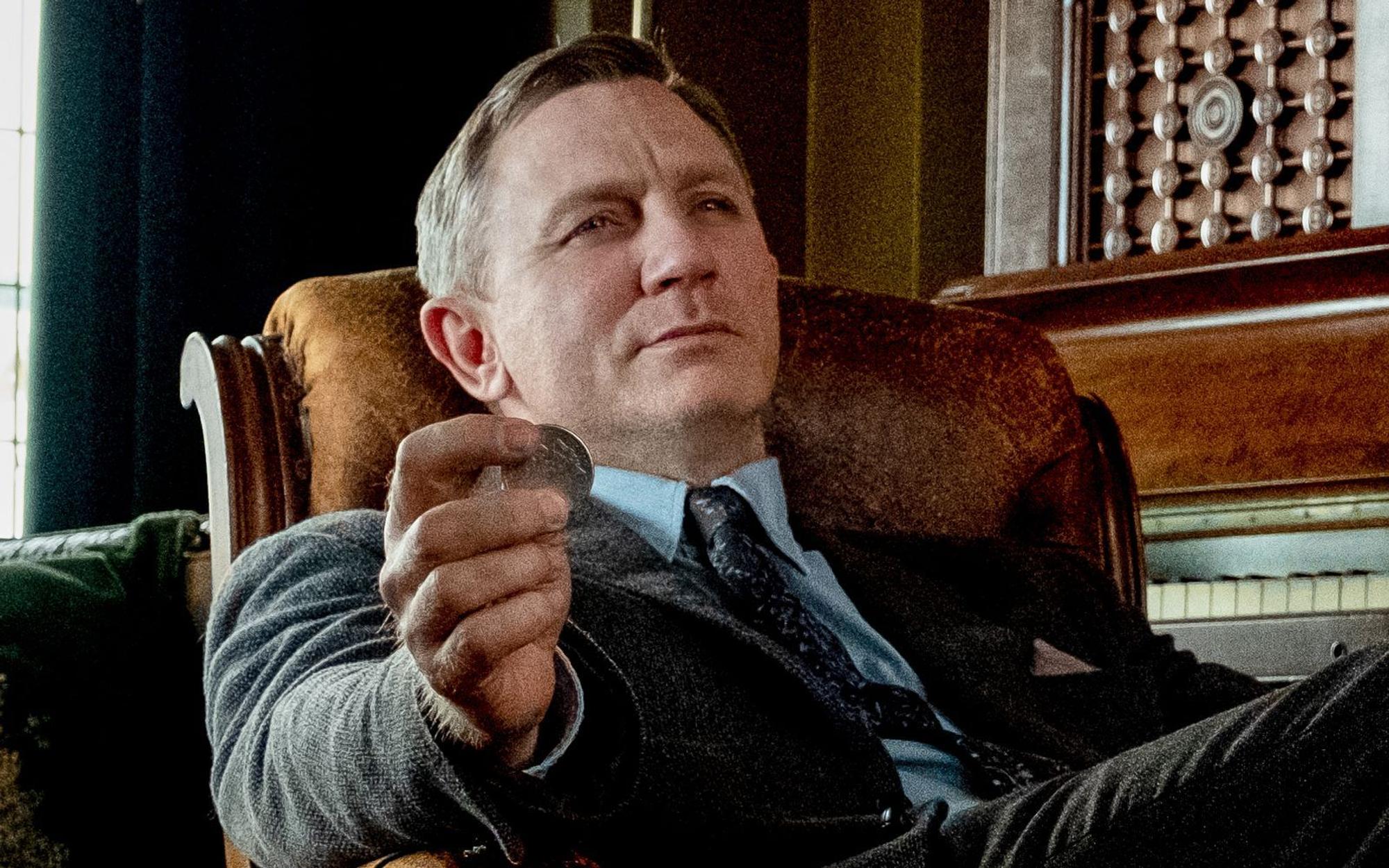 Cooler als 007: Daniel Craig treibt als knorriger Privatdetektiv Benoît Blanc die Familie des Toten vor sich her. (Bild: ARD Degeto/2018 MRC II Distribution Company L.P. All rights reserved)