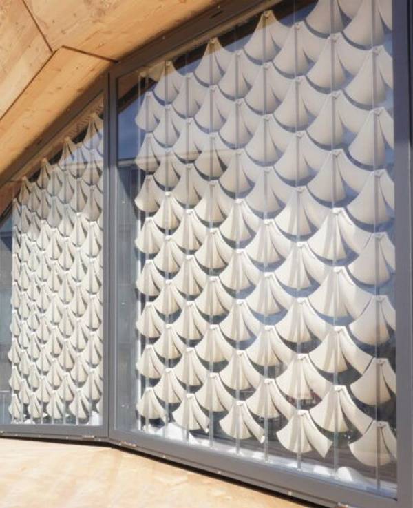 Ein Gebäude der Universität Freiburg mit Zapfen-Struktur statt großer Glasfassaden