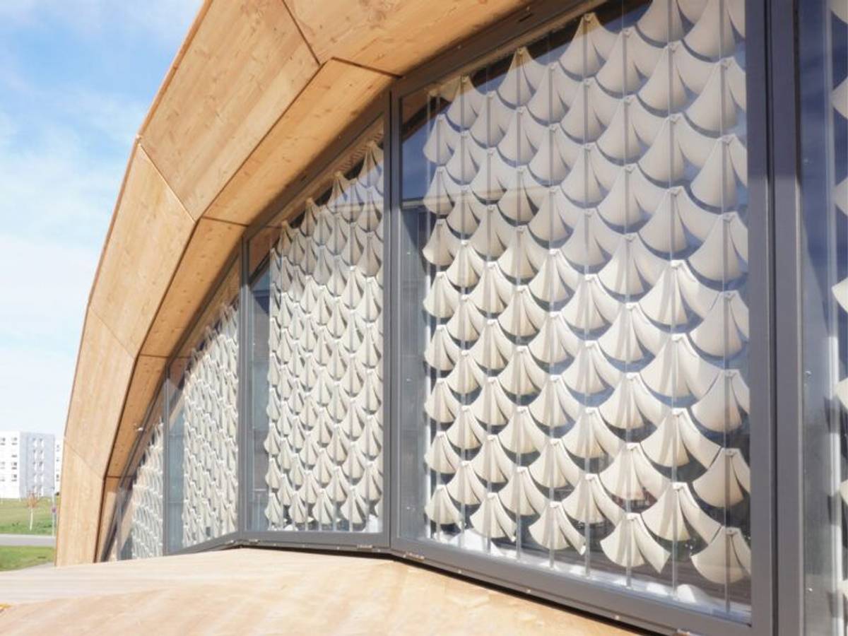 Ein Gebäude der Universität Freiburg mit Zapfen-Struktur statt großer Glasfassaden