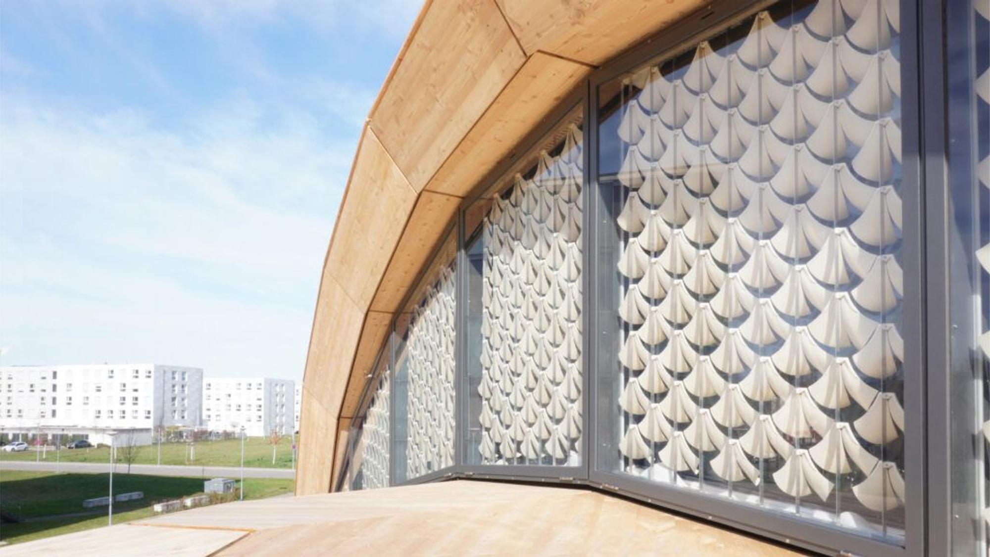 Ein Gebäude der Universität Freiburg mit Zapfen-Struktur statt großer Glasfassaden