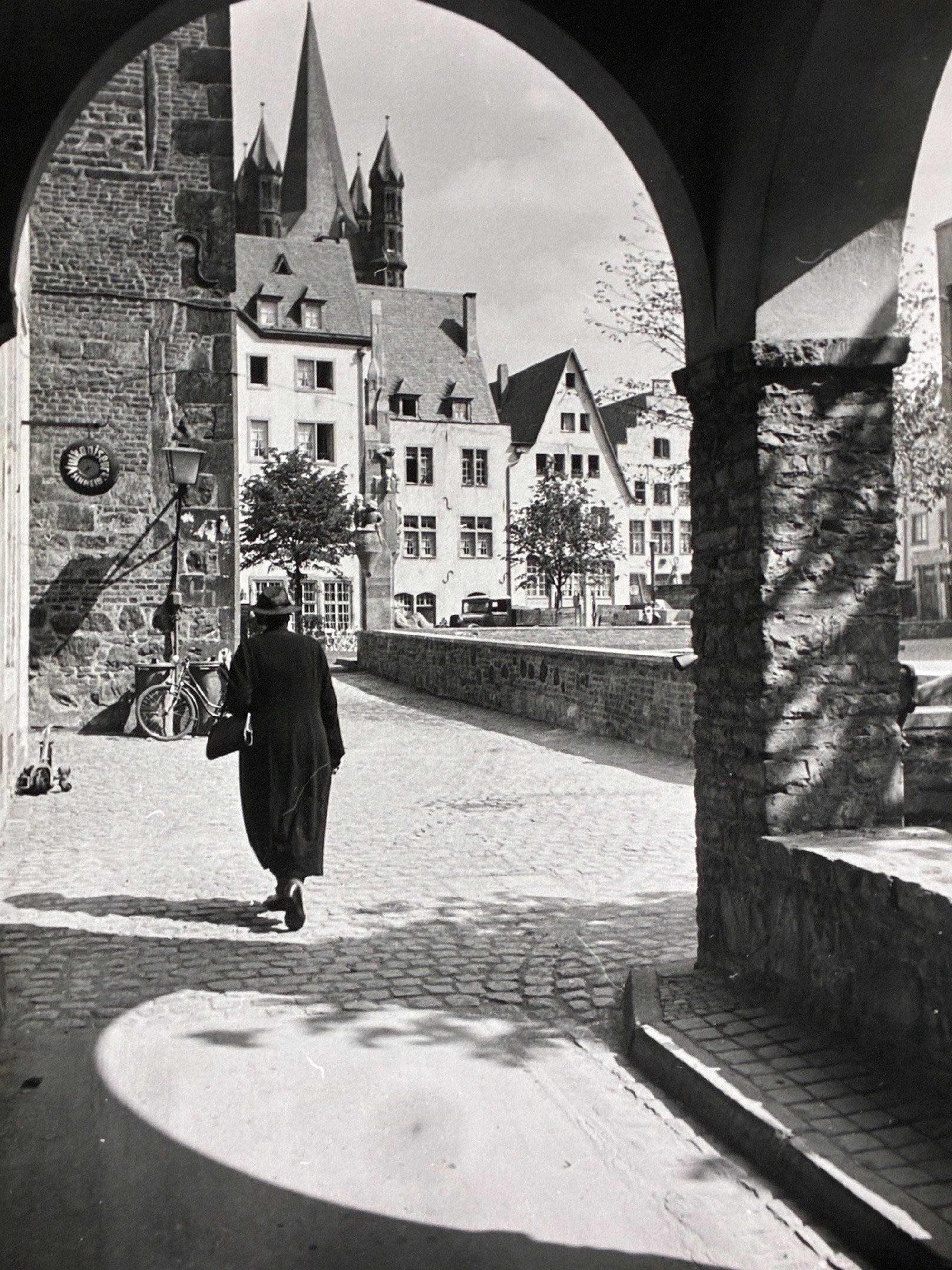 Passantin in der Altstadt, historisch