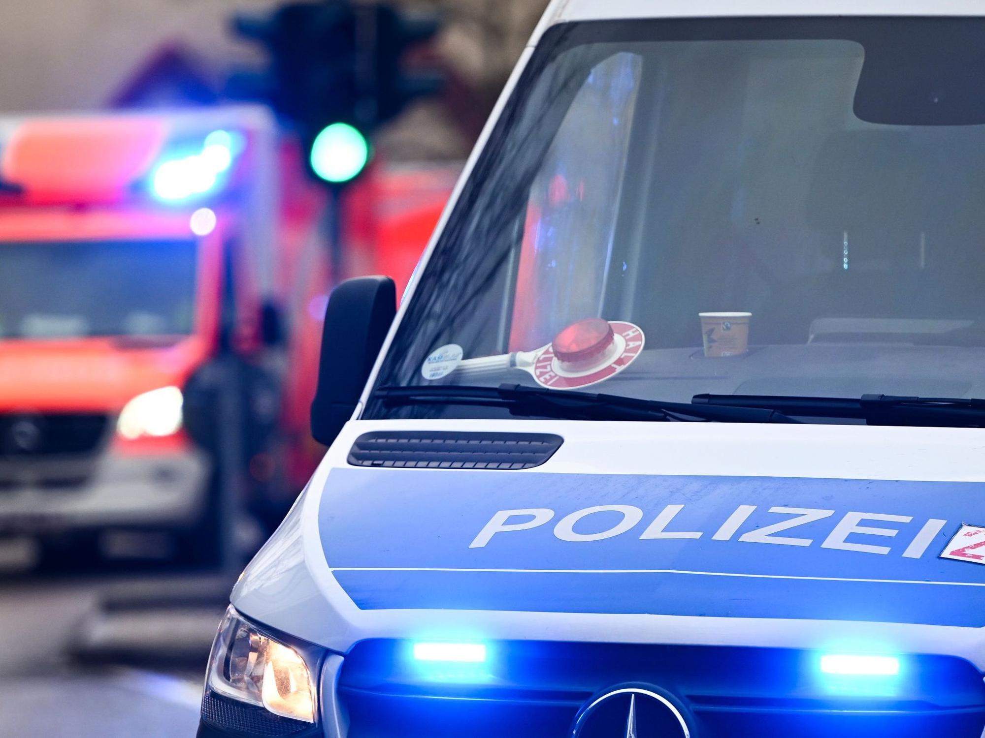 Einer der Männer soll den wehrlosen Senior mit einem Messer bedroht haben, während seine Komplizen die Räume nach Beute durchsuchten. (Symbolfoto)