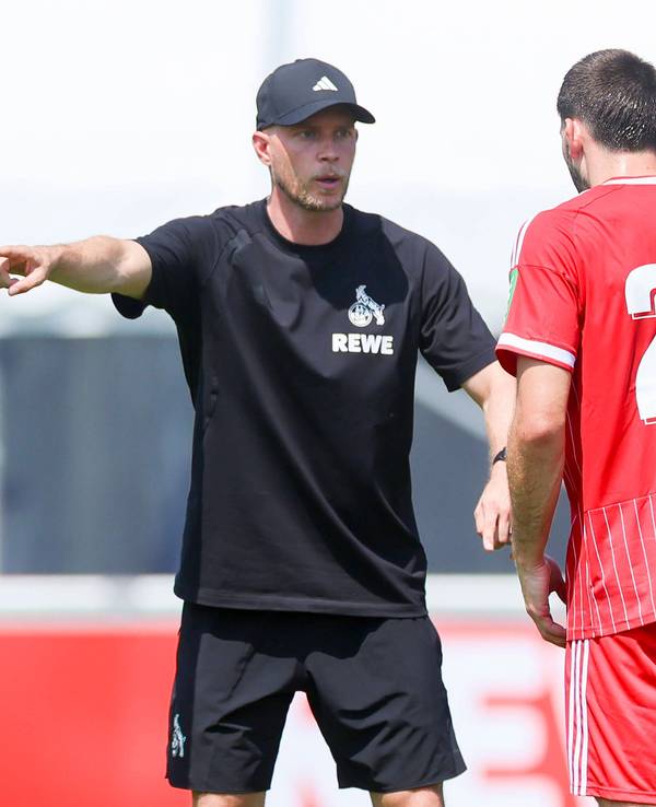 René Wagner erklärt Luka Lochoshvili etwas auf dem Platz.