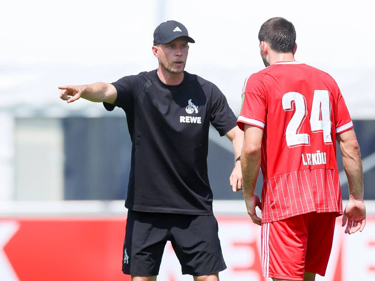 René Wagner erklärt Luka Lochoshvili etwas auf dem Platz.
