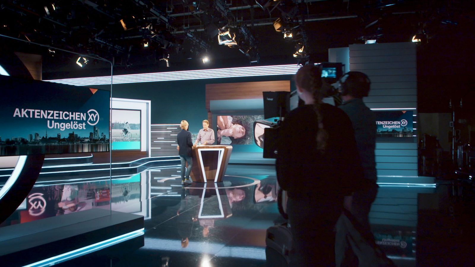 Damit die Ermittlerinnen und Ermittler bei ihren Auftritten in der ZDF-Sendung nicht zu nervös sind, gibt ihnen Rudi Cerne den ein oder anderen Tipp. (Bild:  ZDF/Daniel Ritter)