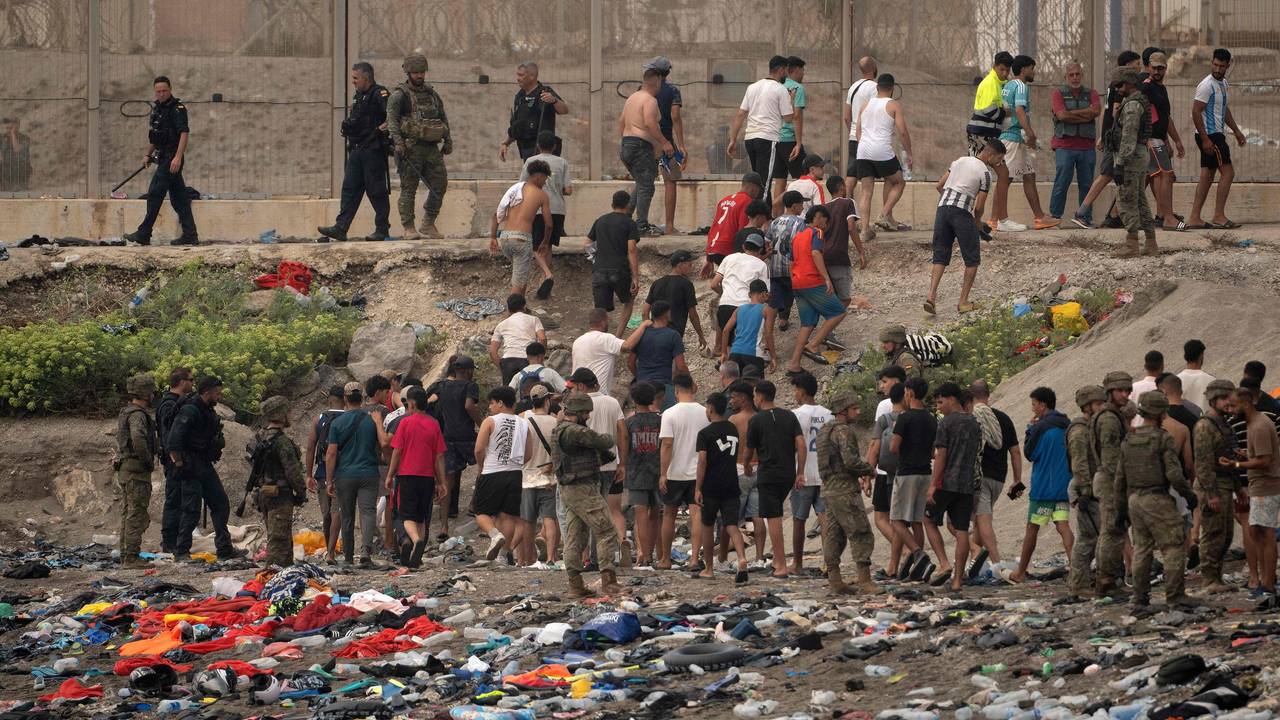 Spanische Soldaten überwachen Migranten, die nach Marokko zurückkehren, nachdem sie am 31. Juli 2026 die Grenze überquert hatten, um in die spanische Enklave Ceuta in Nordafrika einzureisen.