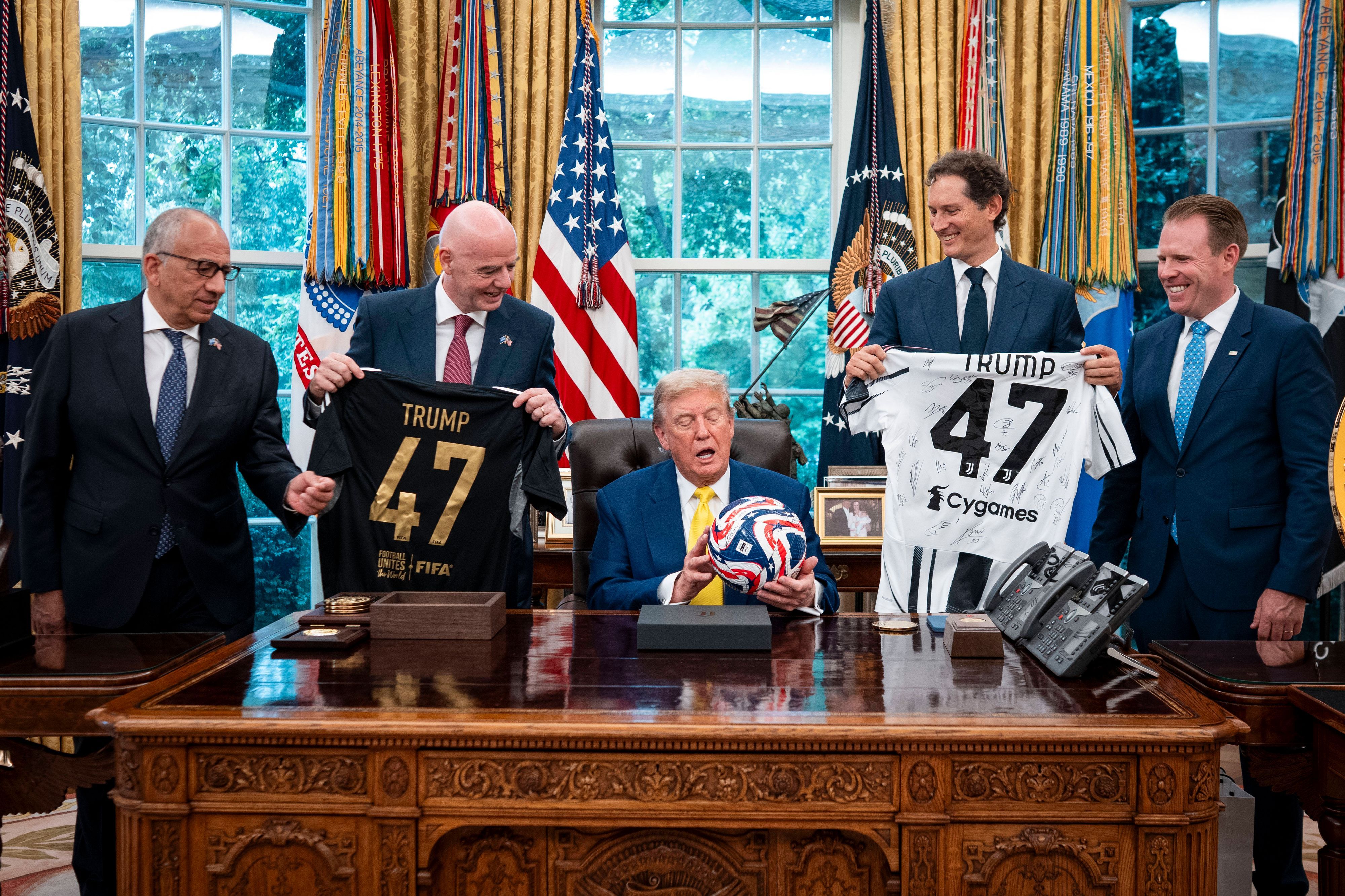 Gianni Infantino und sein Berater bei einem Treffen mit Donald Trump.
