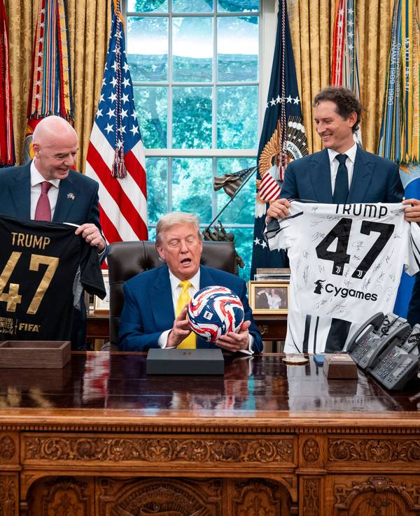 Gianni Infantino und sein Berater bei einem Treffen mit Donald Trump.