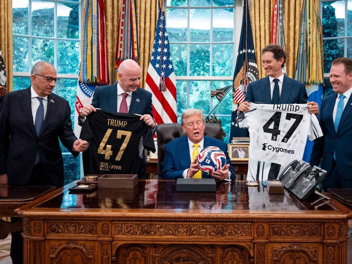 Gianni Infantino und sein Berater bei einem Treffen mit Donald Trump.