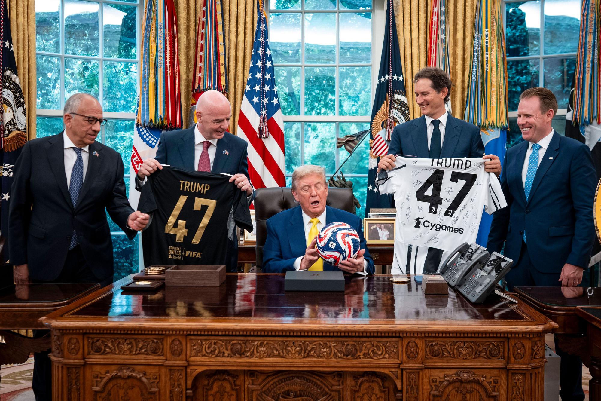 Gianni Infantino und sein Berater bei einem Treffen mit Donald Trump.