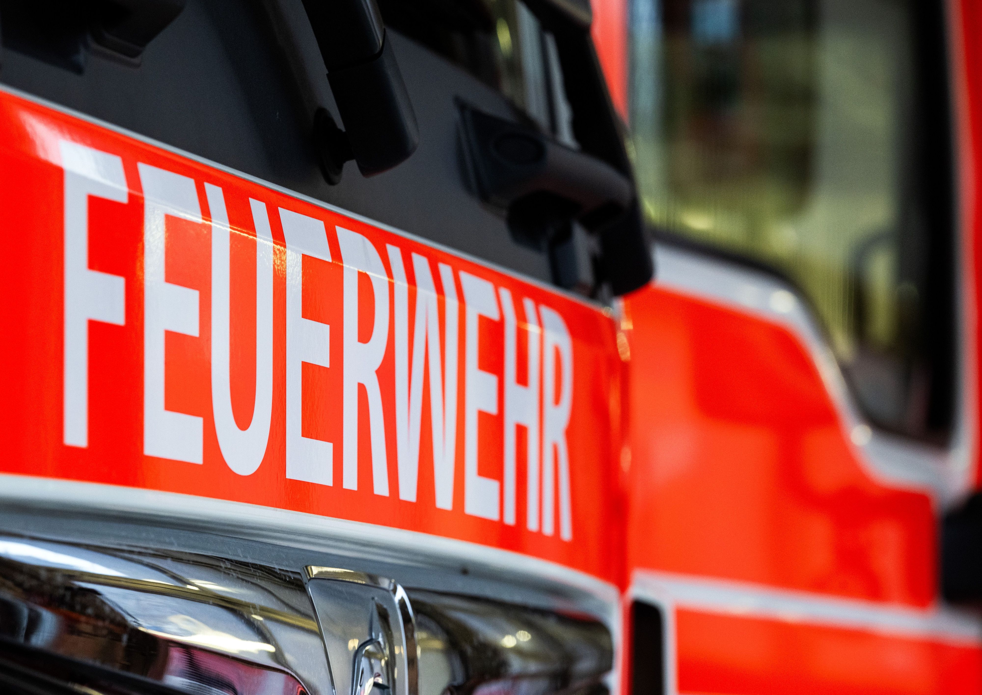 Ein Einsatzfahrzeug mit der Aufschrift „Feuerwehr“.