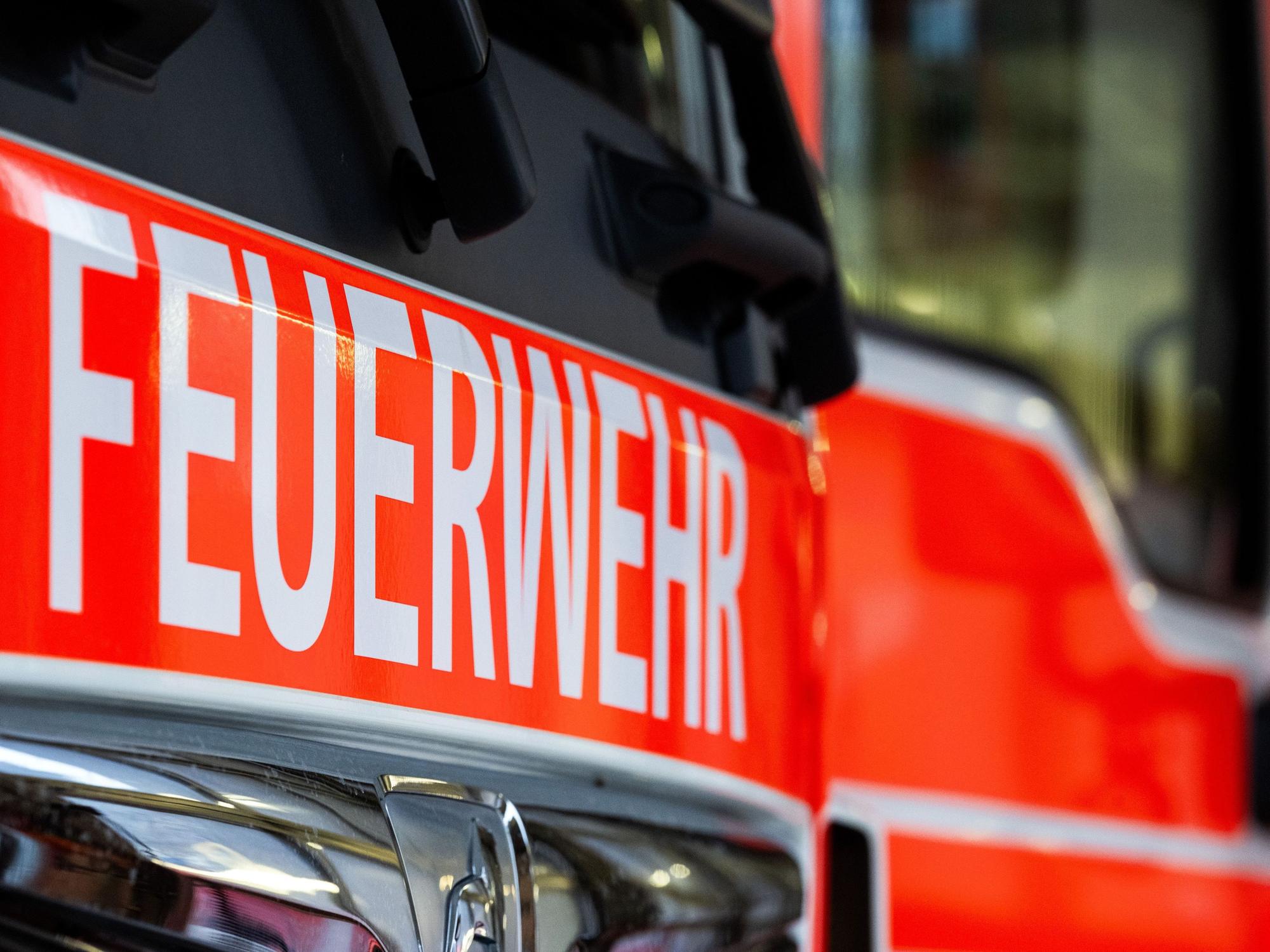 Ein Einsatzfahrzeug mit der Aufschrift „Feuerwehr“.