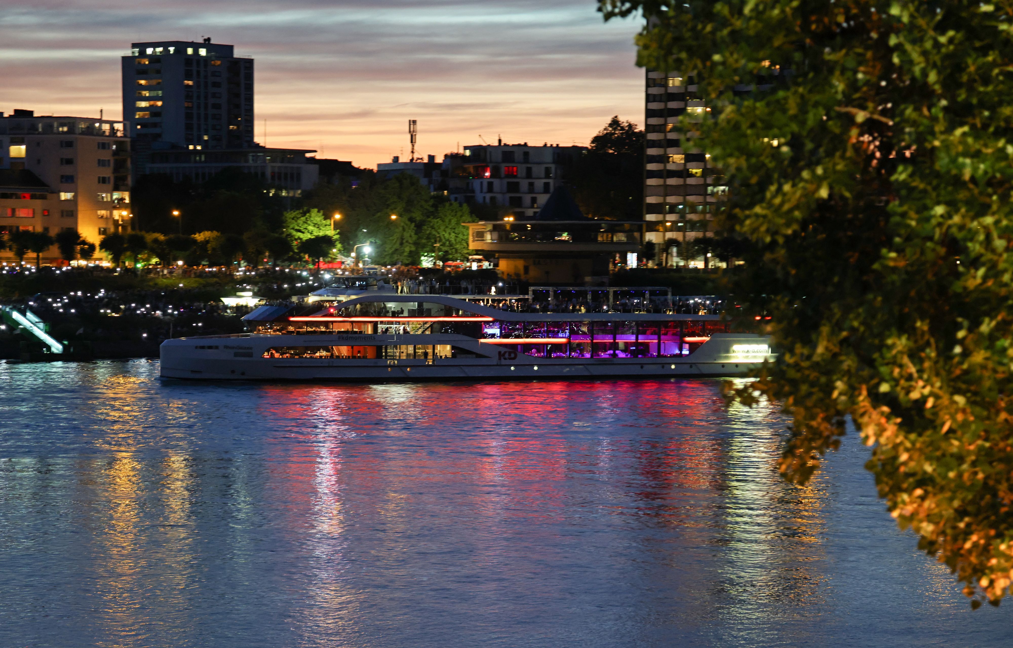 Schiffe platzieren sich auf dem Rhein für die Kölner Lichter 2026