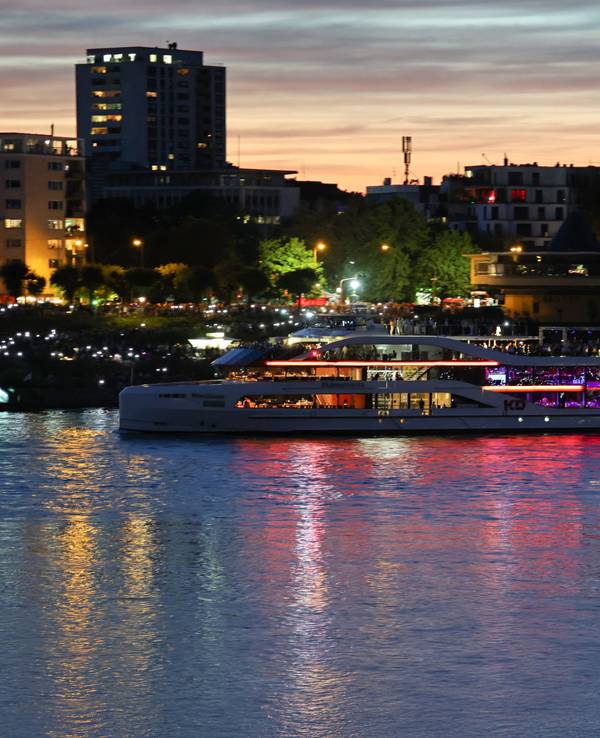 Schiffe platzieren sich auf dem Rhein für die Kölner Lichter 2026