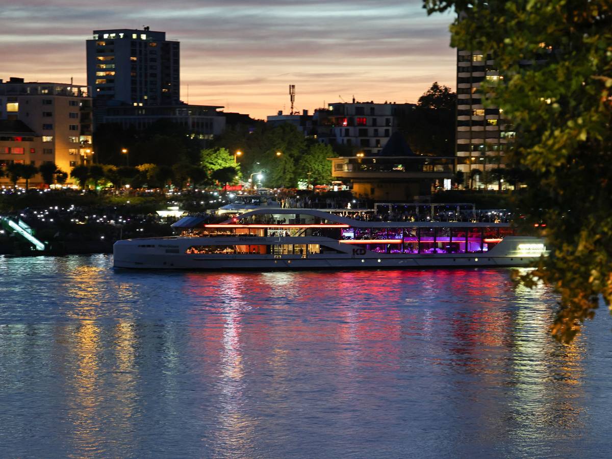 Schiffe platzieren sich auf dem Rhein für die Kölner Lichter 2026