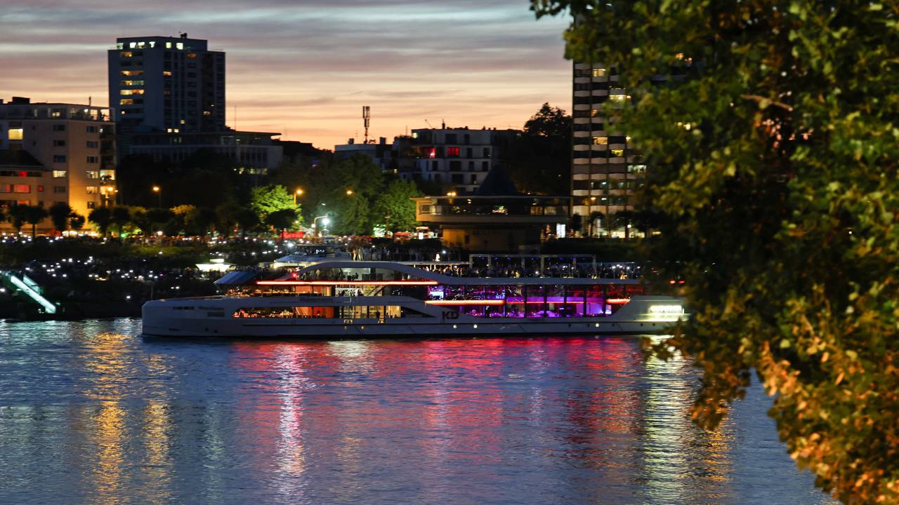 Schiffe platzieren sich auf dem Rhein für die Kölner Lichter 2026