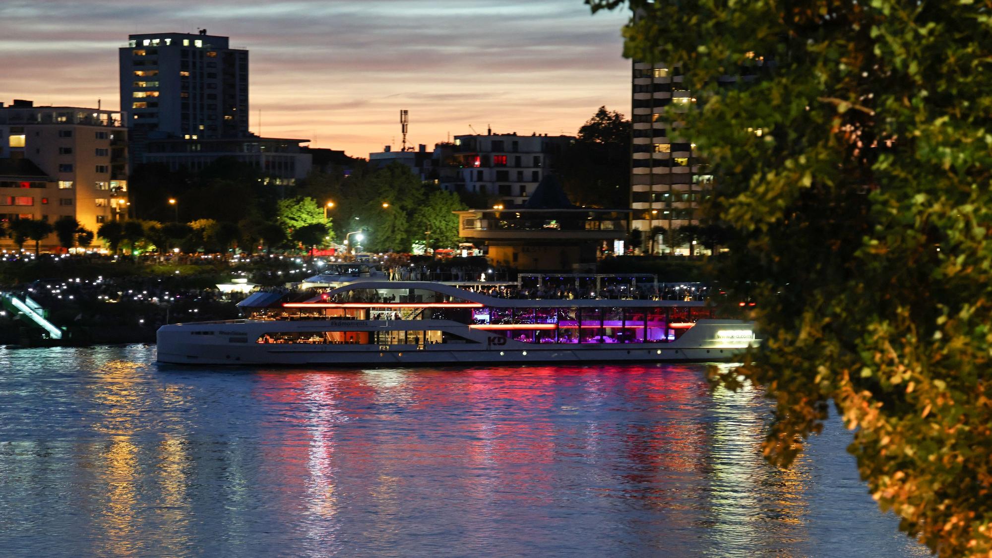 Handylichter bei der Ankunft des Schiffskonvois.
