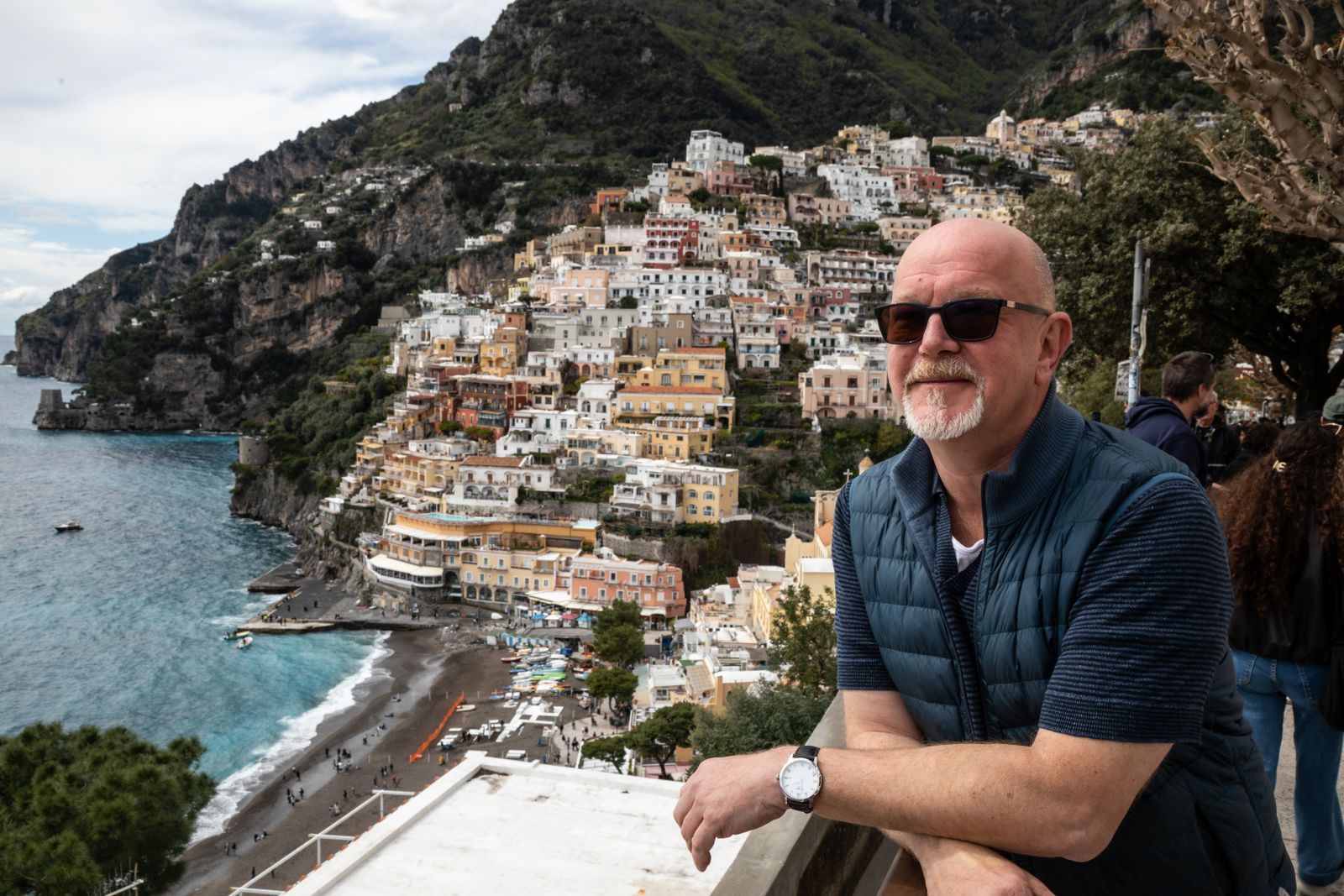 Seit 2015 deckt Peter Giesel in „Achtung Abzocke“ die Maschen der Urlaubsbetrüger auf.  (Bild: Joyn / Robin Ahne)