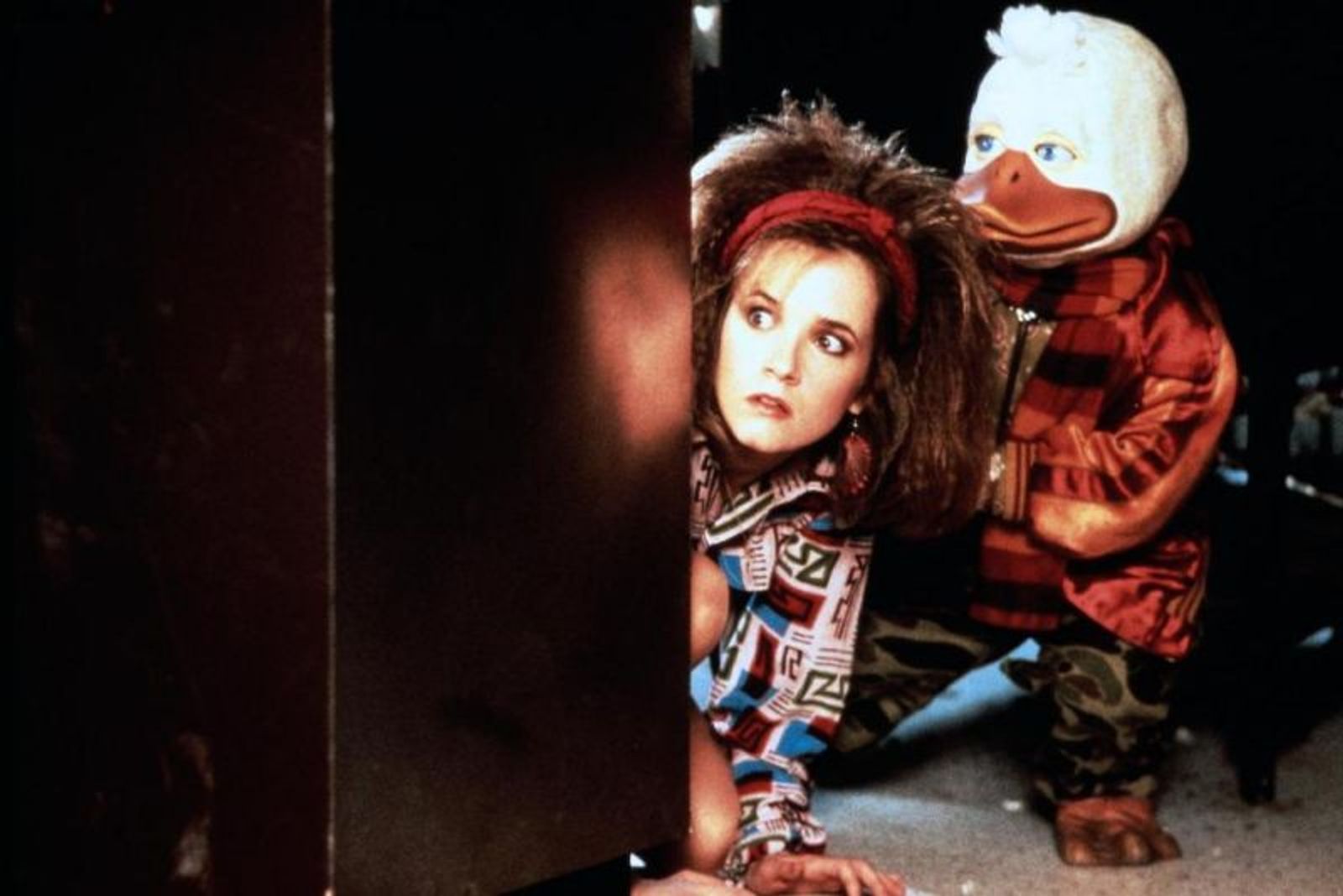 Enterich Howard landet durch ein missglücktes Experiment auf der Erde und kämpft an der Seite der Rocksängerin Beverly (Lea Thompson) gegen eine außerirdische Bedrohung. (Bild: Lucasfilm)