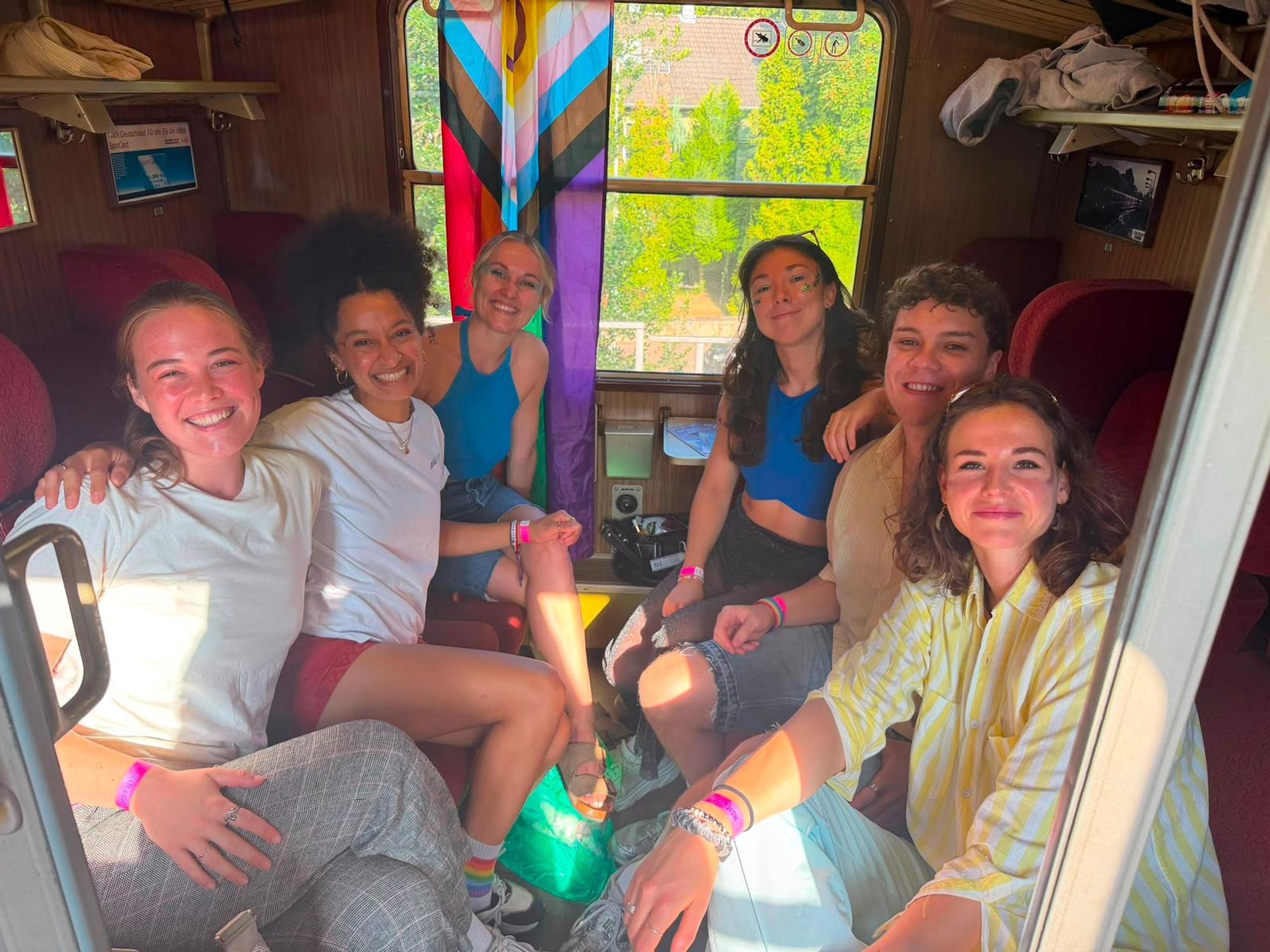 Gute Laune im Cologne Pride Express auf dem Weg nach Amsterdam.