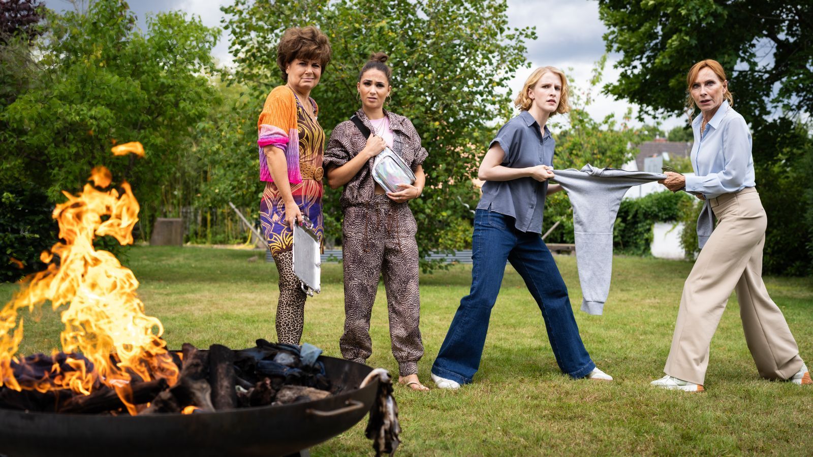 Gabi Koslowski (Anita Vulesica, von links) und ihre Tochter Sandy (Cosima Henman) sind auf den ersten Blick das genaue Gegenteil von Sandra Giesinger (Klara Lange) und ihrer Mutter Monika (Andrea Sawatzki). Das sorgt bei den ungleichen Familien für viel Zündstoff. (Bild: ZDF/Michael Kötschau)