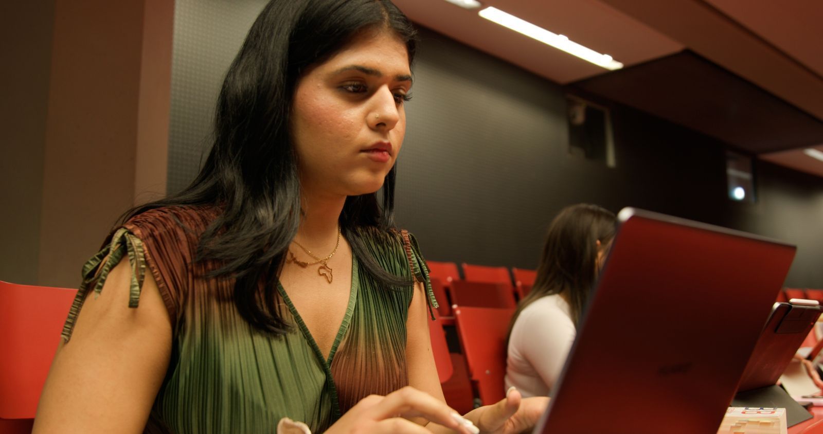 Samira büffelt für ihr Jura-Studium, dass sie sich mit einem 20-Stunden-Job finanziert. (Bild: ZDF / Alex Stoll)