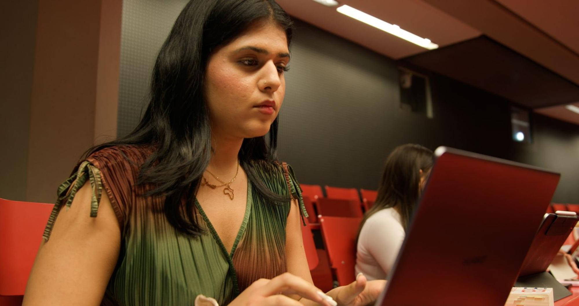 Samira büffelt für ihr Jura-Studium, dass sie sich mit einem 20-Stunden-Job finanziert. (Bild: ZDF / Alex Stoll)