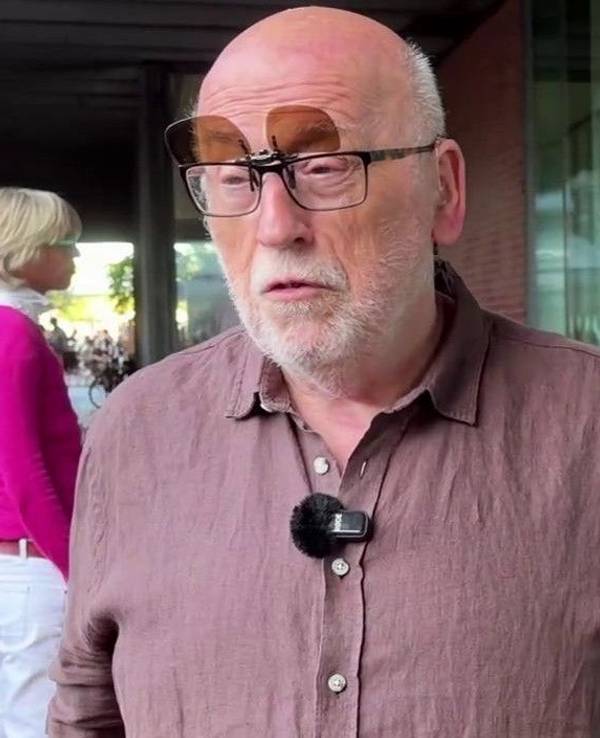 Egon aus Mainz wollte unbedingt in die Yayoi-Kusama-Ausstellung im Museum Ludwig und stand für die lange Kusama-Nacht am Samstag (1. August) seit dem Nachmittag in der Schlange.