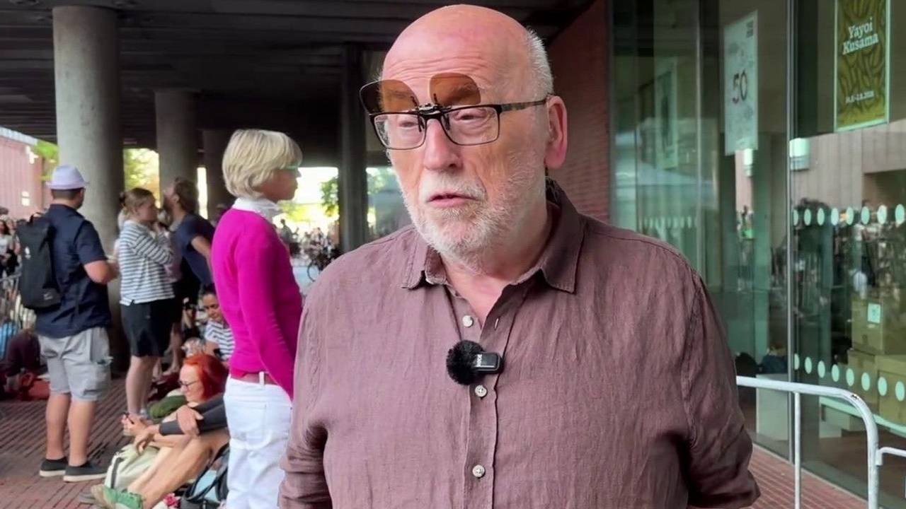 Egon aus Mainz wollte unbedingt in die Yayoi-Kusama-Ausstellung im Museum Ludwig und stand für die lange Kusama-Nacht am Samstag (1. August) seit dem Nachmittag in der Schlange.