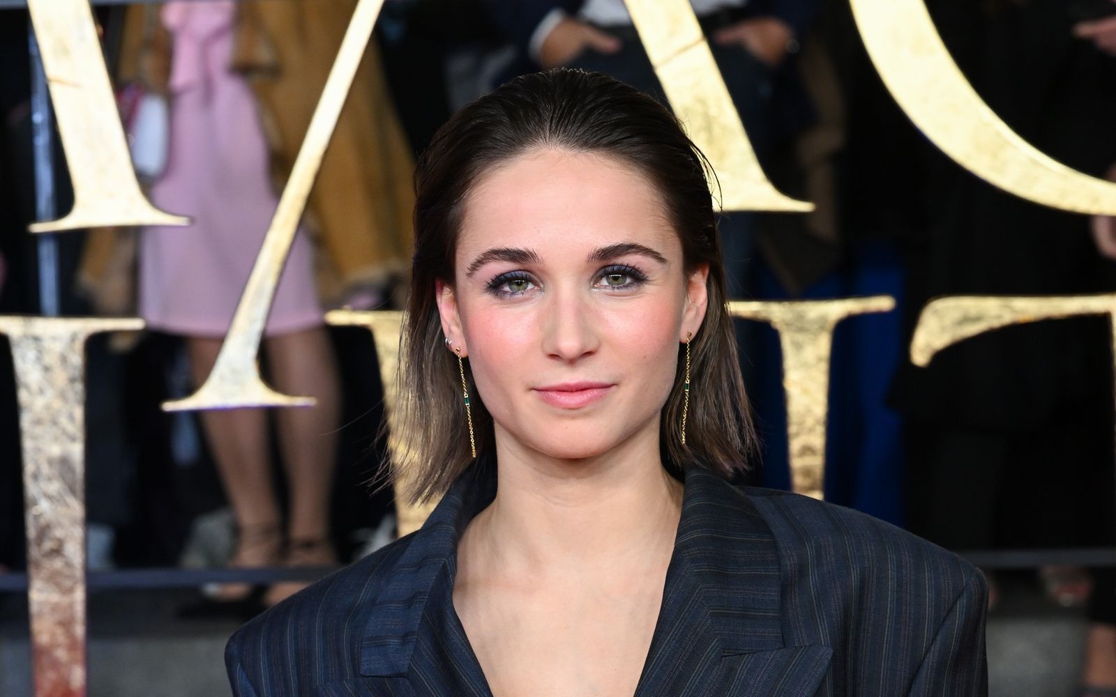 Cosima Henman (29) stand erstmals 2010 für den Kinofilm „Teufelskicker“ vor der Kamera. Größere Bekanntheit erlangte die Wahlberlinerin anschließend insbesondere durch ihre Mitwirkung an der Erfolgsserie „Der Lehrer“ sowie durch Rollen in Filmen wie „Hammerharte Jungs“. (Bild: 2022 Getty Images/Hannes Magerstaedt)