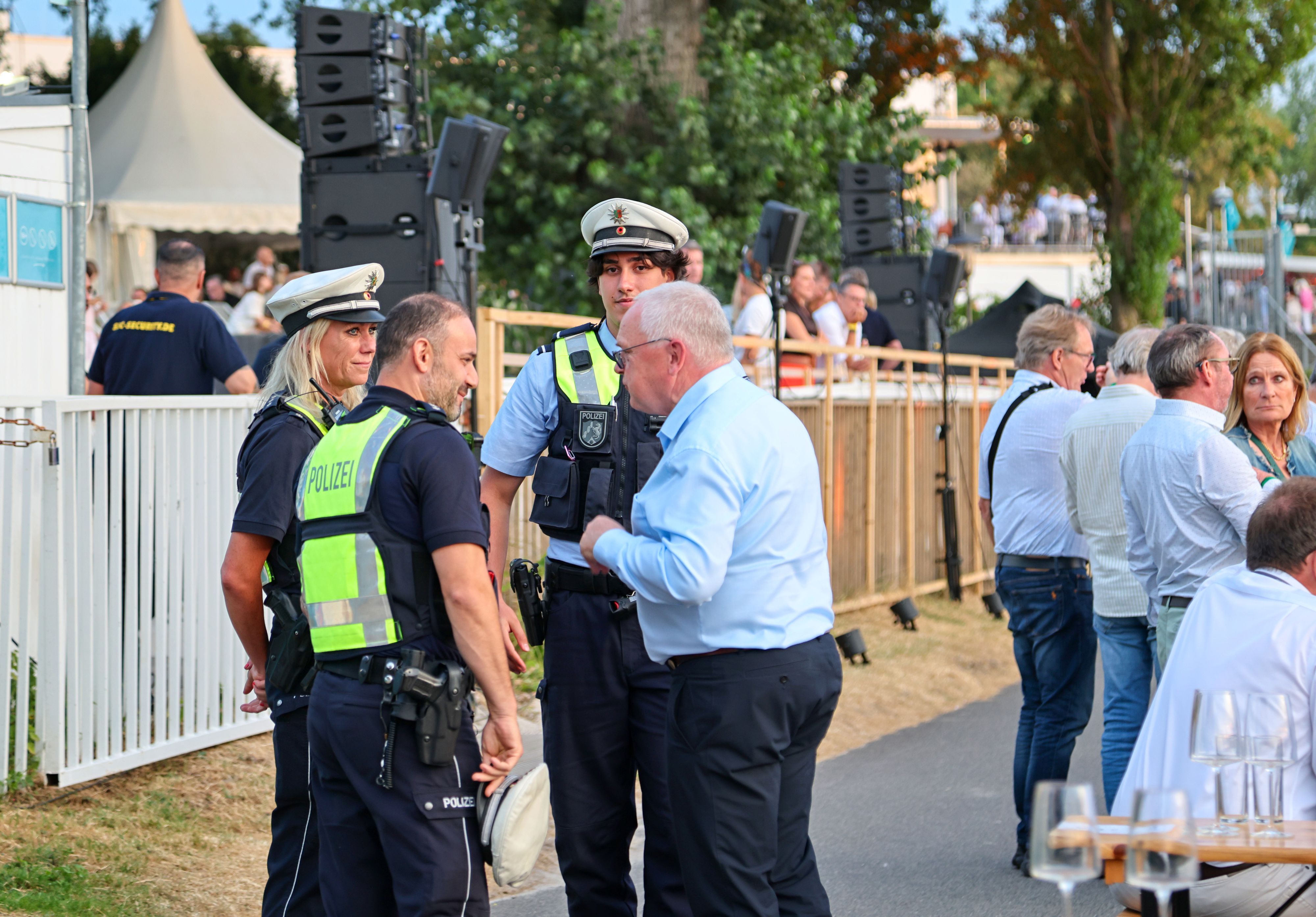 Johannes Hermanns mit Polizeibeamten am Rheinufer.