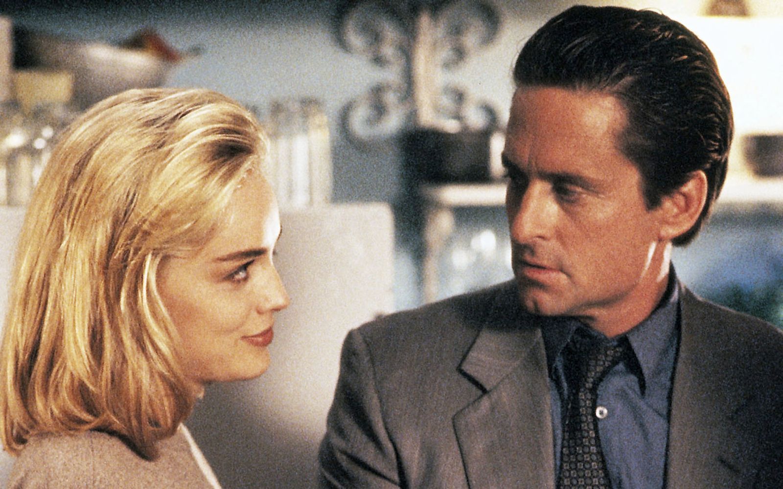 Nicht gerade das, was man professionelle Distanz nennt: Detective Nick Curran (Michael Douglas) ist der dringend mordverdächtigen Catherine Tramell (Sharon Stone) hemmungslos verfallen.  (Bild: ARD Degeto/© 1992 Carolco/Le Studio Canal+ V.O.F)