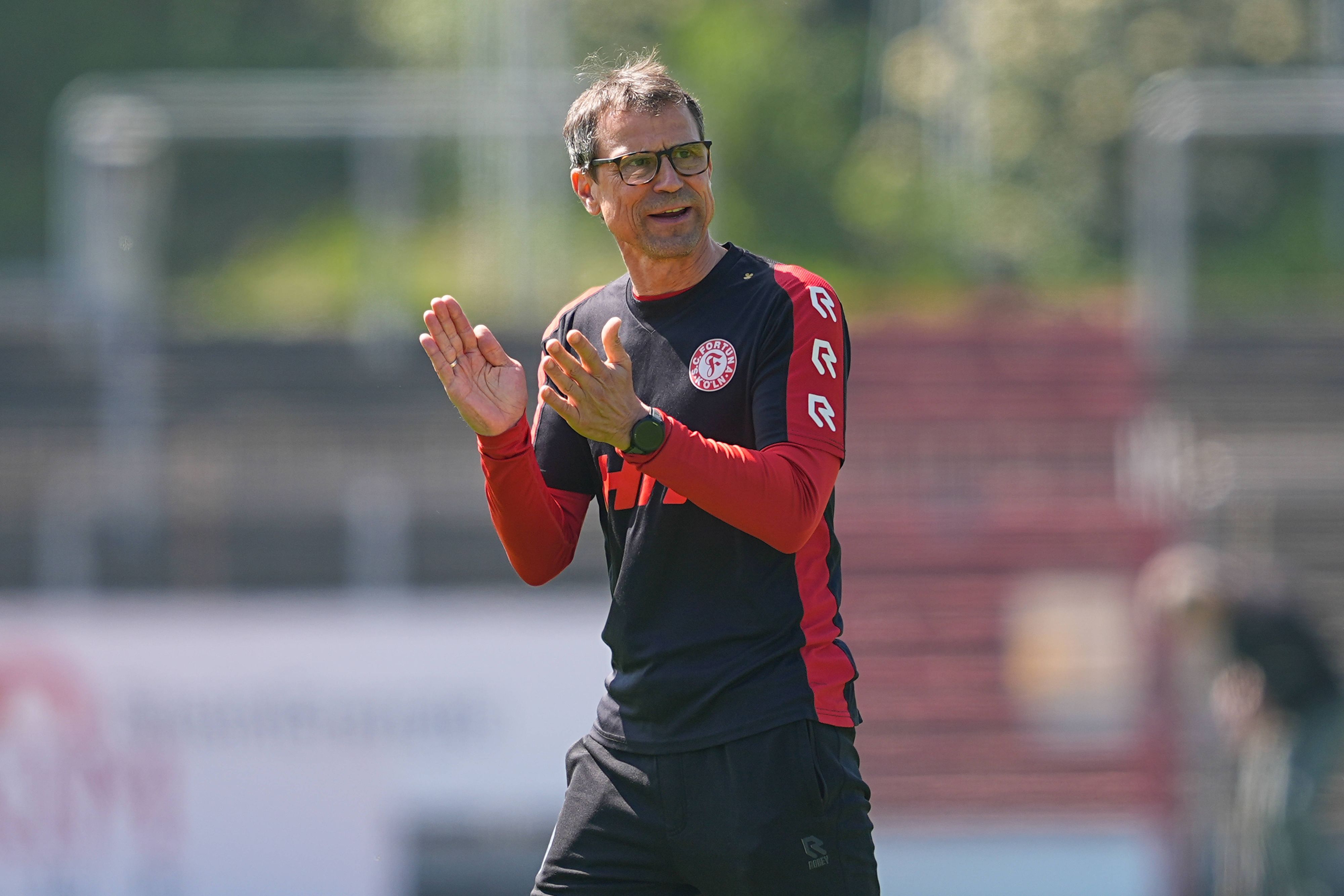 Matthias Mink, Trainer von Fortuna Köln, klatscht in die Hände.