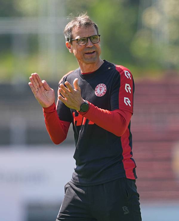 Matthias Mink, Trainer von Fortuna Köln, klatscht in die Hände.