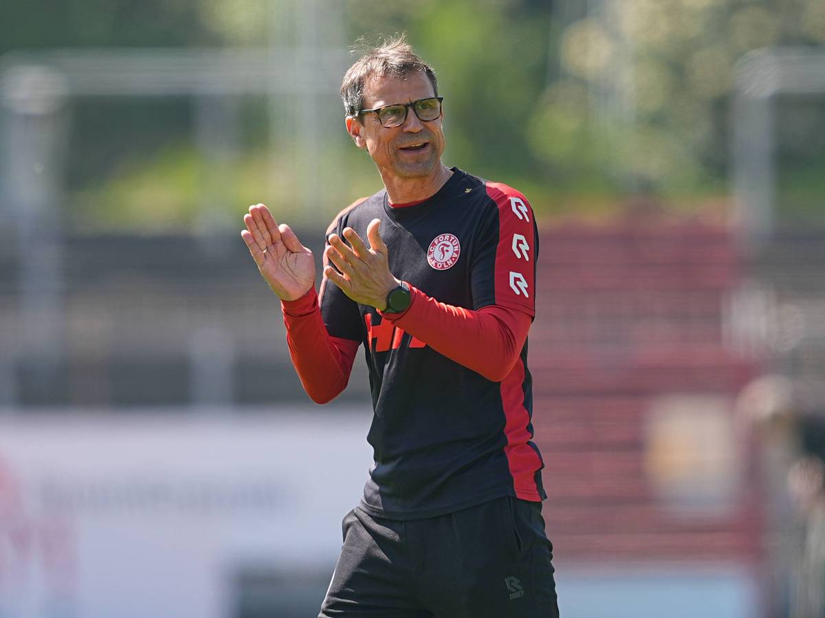 Matthias Mink, Trainer von Fortuna Köln, klatscht in die Hände.