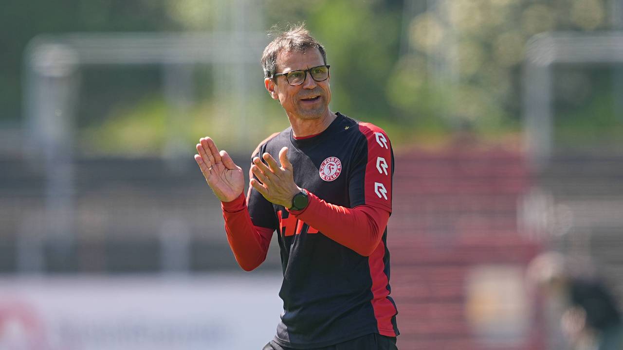 Matthias Mink, Trainer von Fortuna Köln, klatscht in die Hände.
