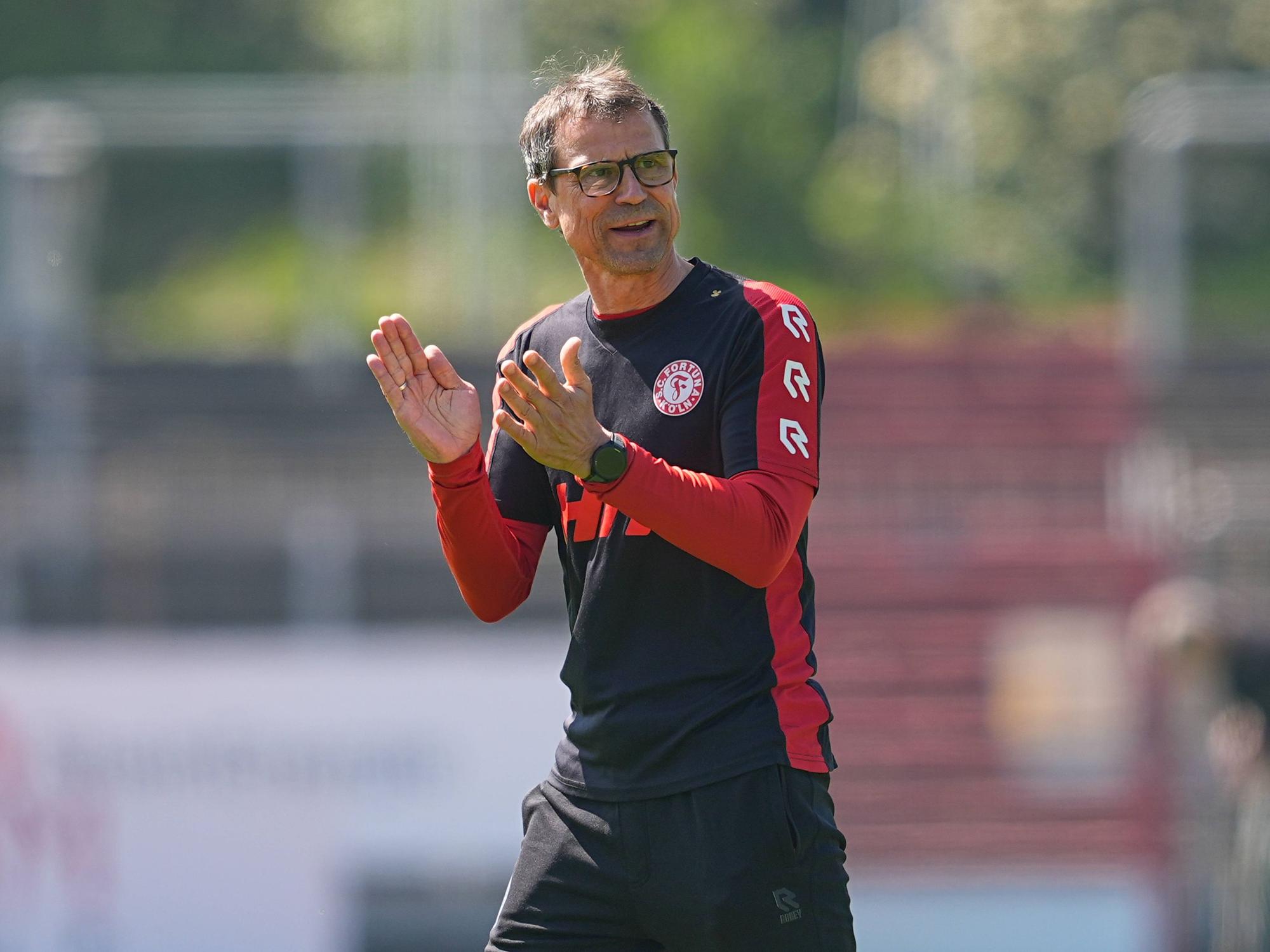 Matthias Mink, Trainer von Fortuna Köln, klatscht in die Hände.