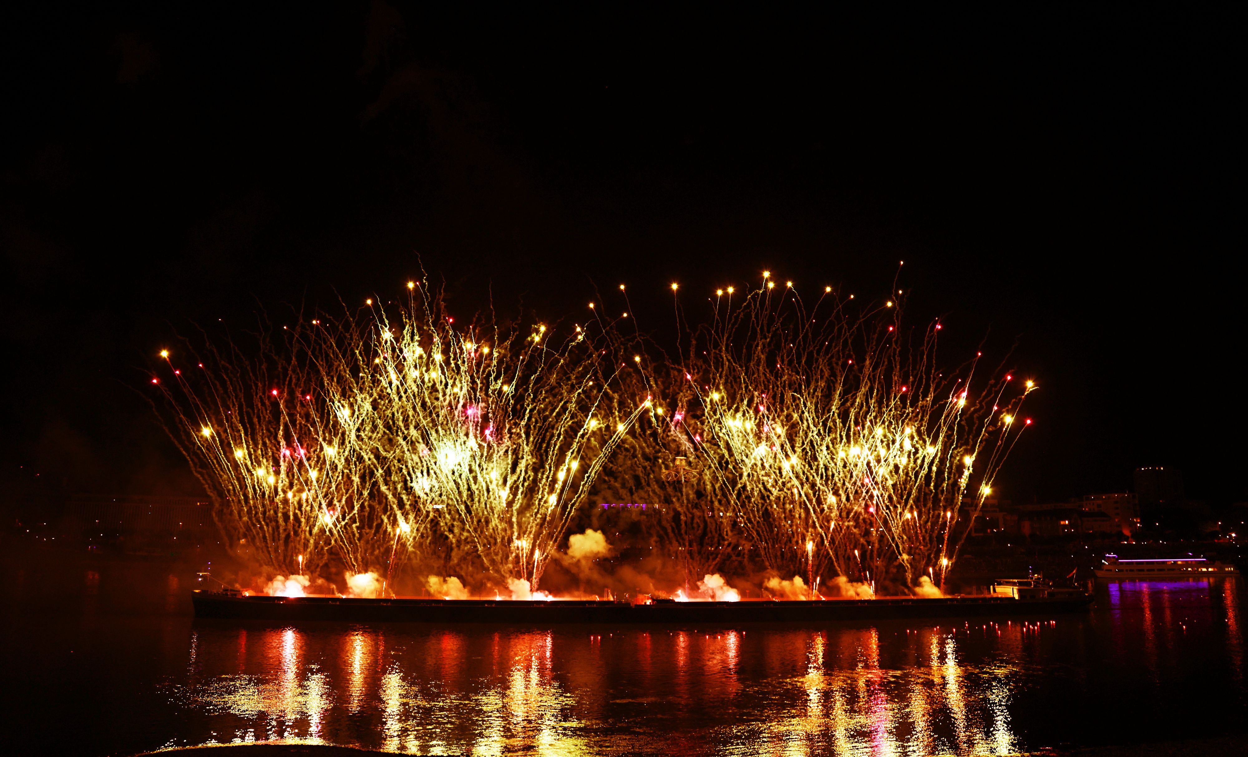 Feuerwerk bei den Kölner Lichtern auf dem Rhein.
