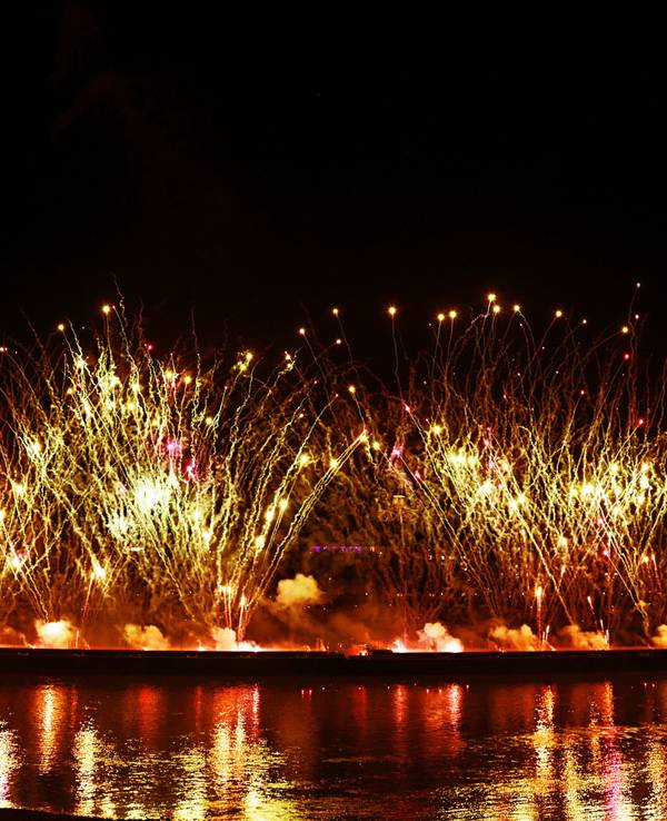 Feuerwerk bei den Kölner Lichtern auf dem Rhein.