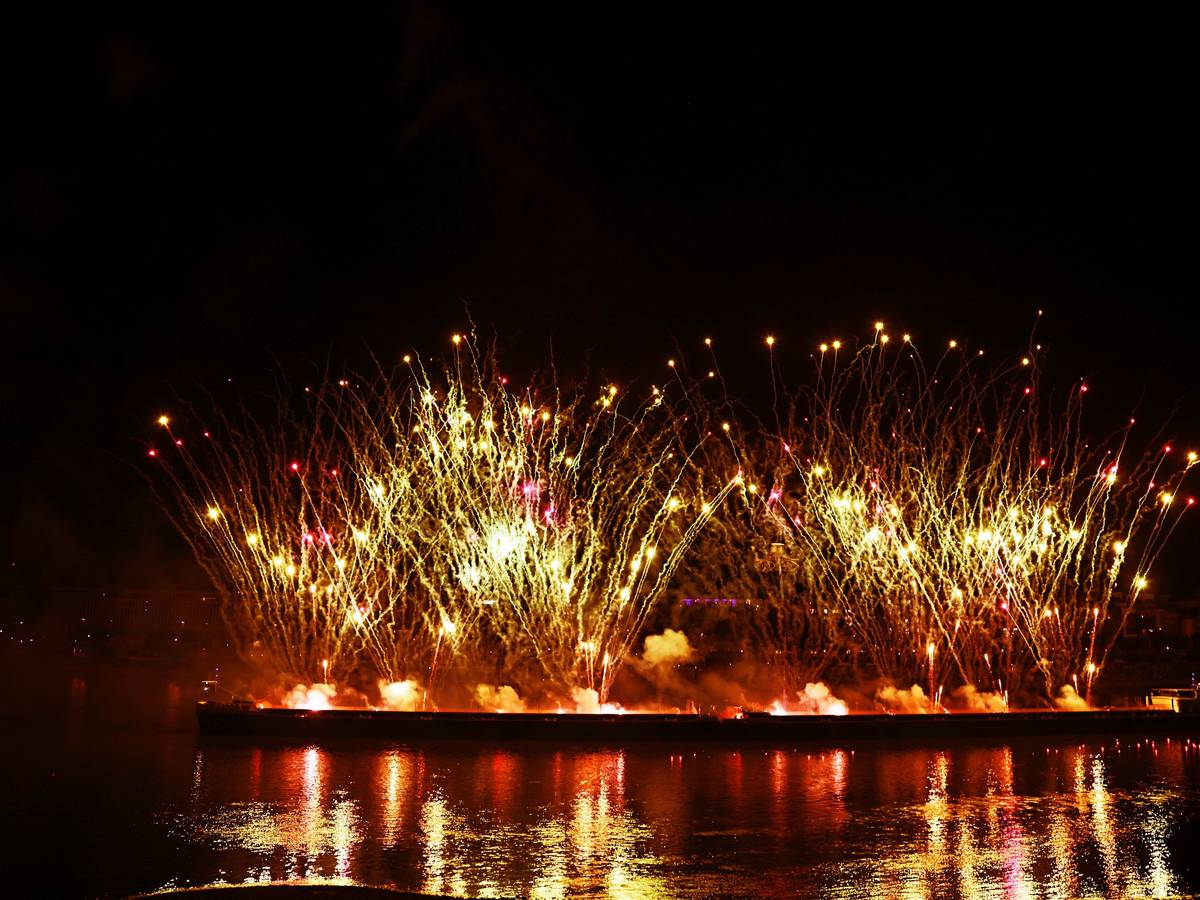 Feuerwerk bei den Kölner Lichtern auf dem Rhein.