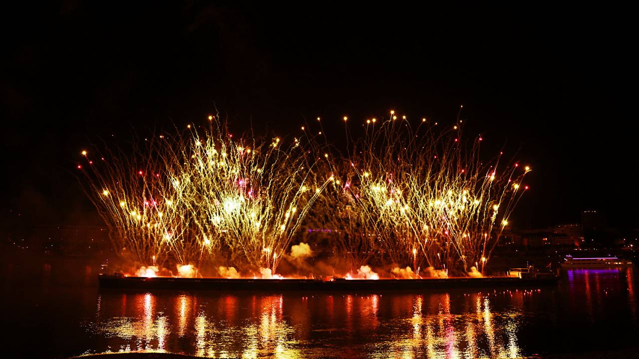 Feuerwerk bei den Kölner Lichtern auf dem Rhein.