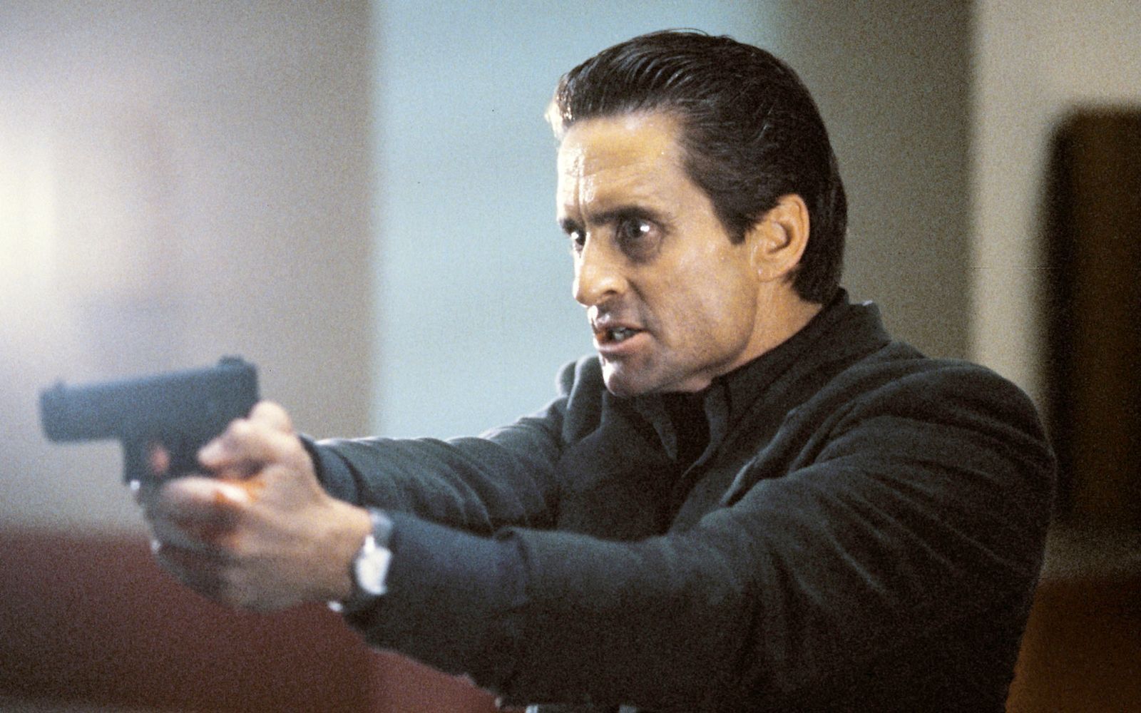 Detective Nick Curran (Michael Douglas, ein notorisch übelgelaunter Polizist, der seine besten Tage hinter sich hat, soll einen rätselhaften Mordfall aufklären. (Bild: ARD Degeto/© 1992 Carolco/Le Studio Canal+ V.O.F)