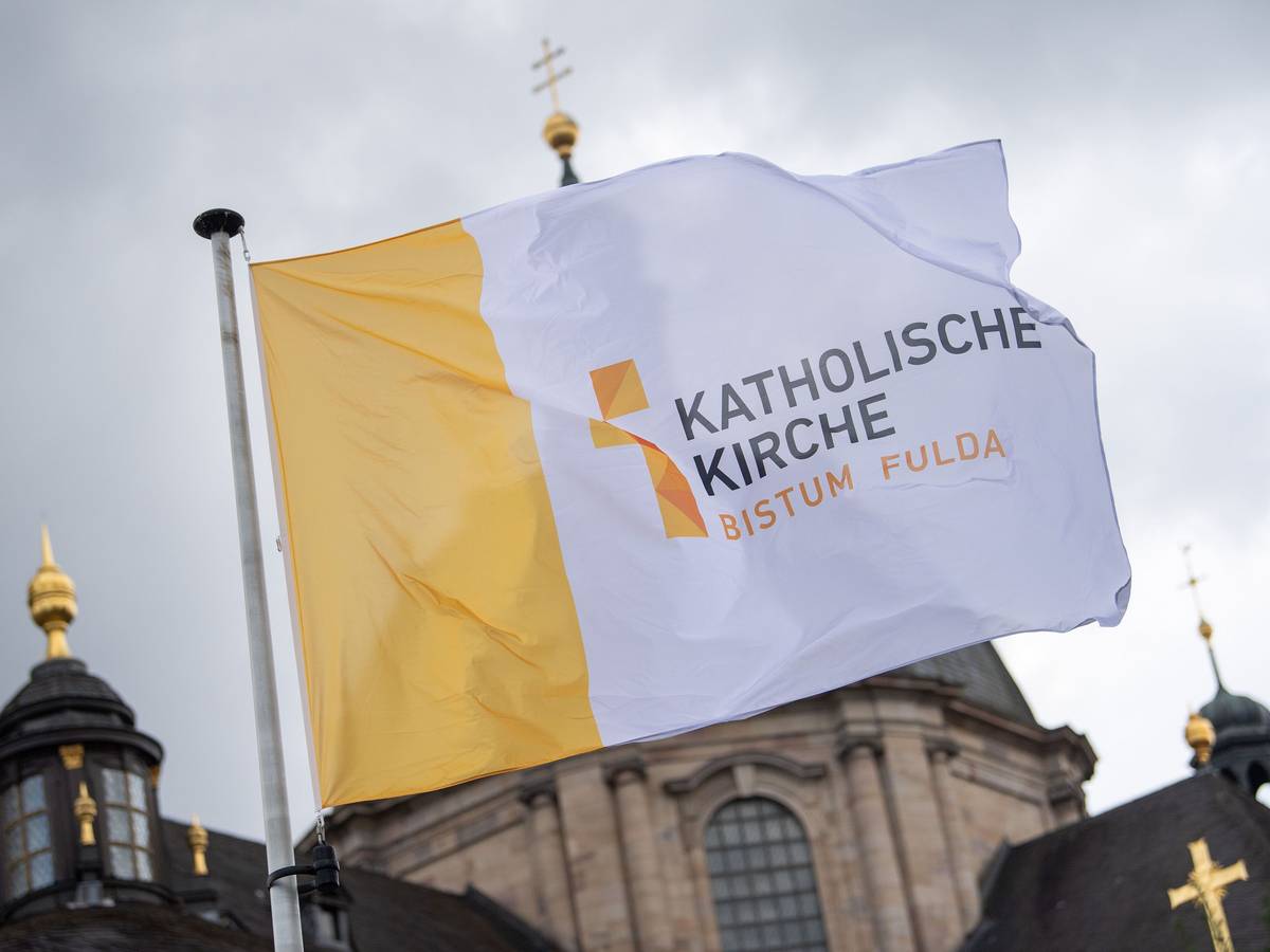 ARCHIV - 26.09.2022, Hessen, Fulda: Eine Fahne mit der Aufschrift „Katholische Kirche Bistum Fulda“ weht vor der Herbstvollversammlung der Deutschen Bischofskonferenz vor dem Dom St. Salvator zu Fulda. (zu dpa: «Bistum Fulda distanziert sich von homophoben Aussagen») Foto: Sebastian Gollnow/dpa +++ dpa-Bildfunk +++