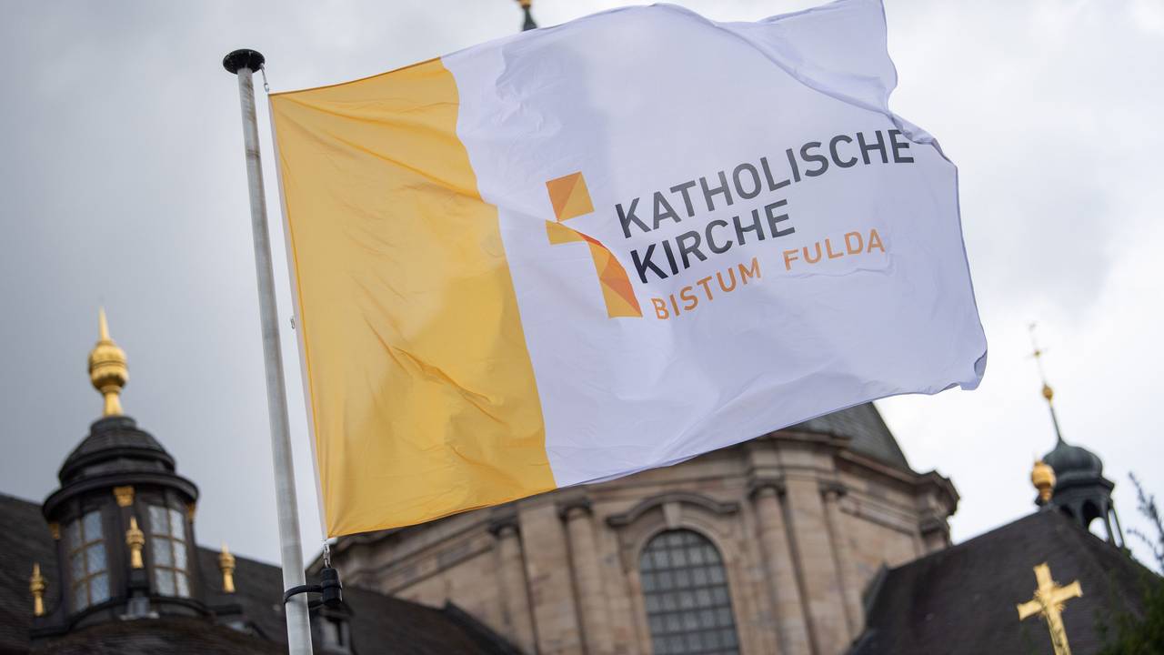 ARCHIV - 26.09.2022, Hessen, Fulda: Eine Fahne mit der Aufschrift „Katholische Kirche Bistum Fulda“ weht vor der Herbstvollversammlung der Deutschen Bischofskonferenz vor dem Dom St. Salvator zu Fulda. (zu dpa: «Bistum Fulda distanziert sich von homophoben Aussagen») Foto: Sebastian Gollnow/dpa +++ dpa-Bildfunk +++