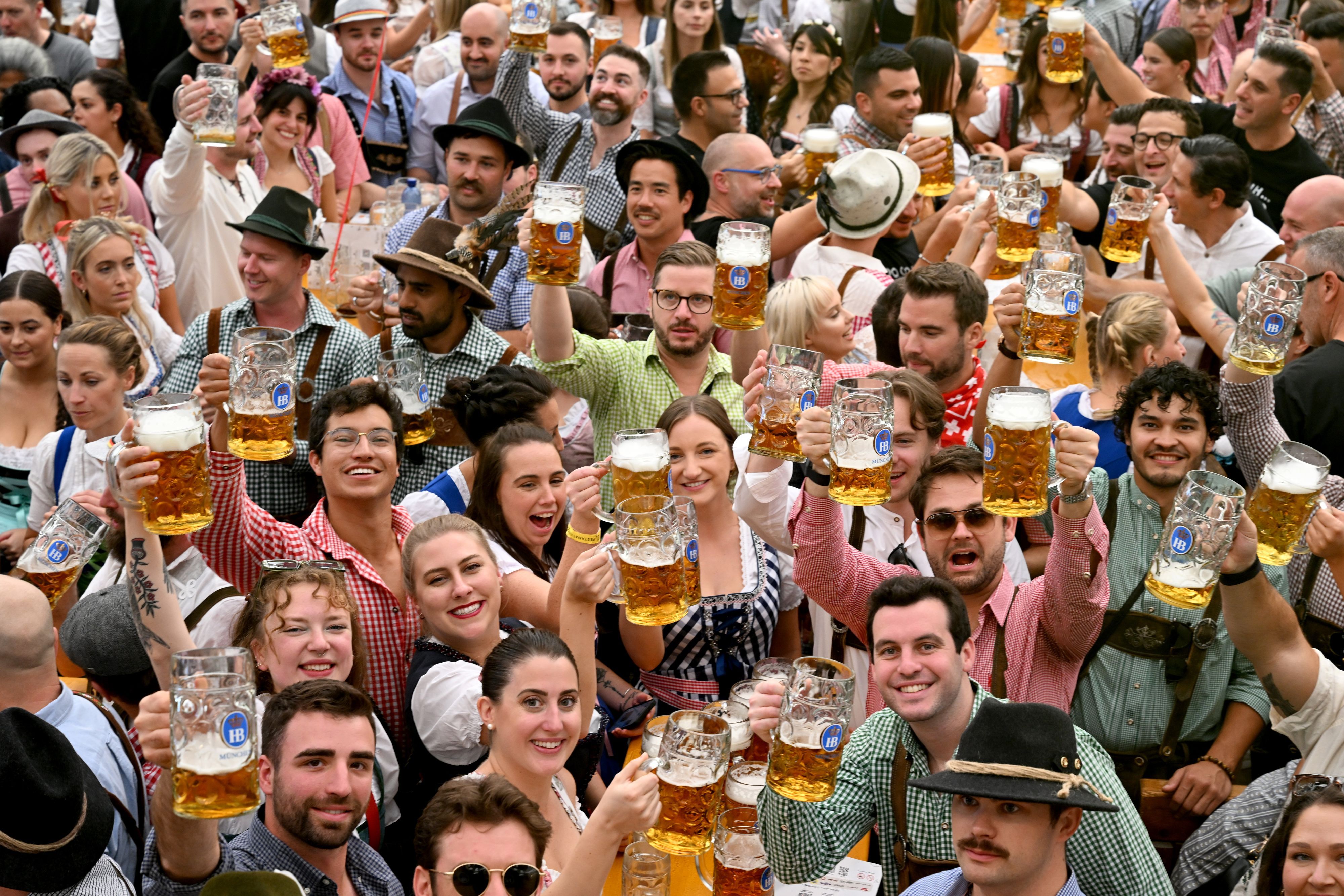 Gäste feiern beim Oktoberfest