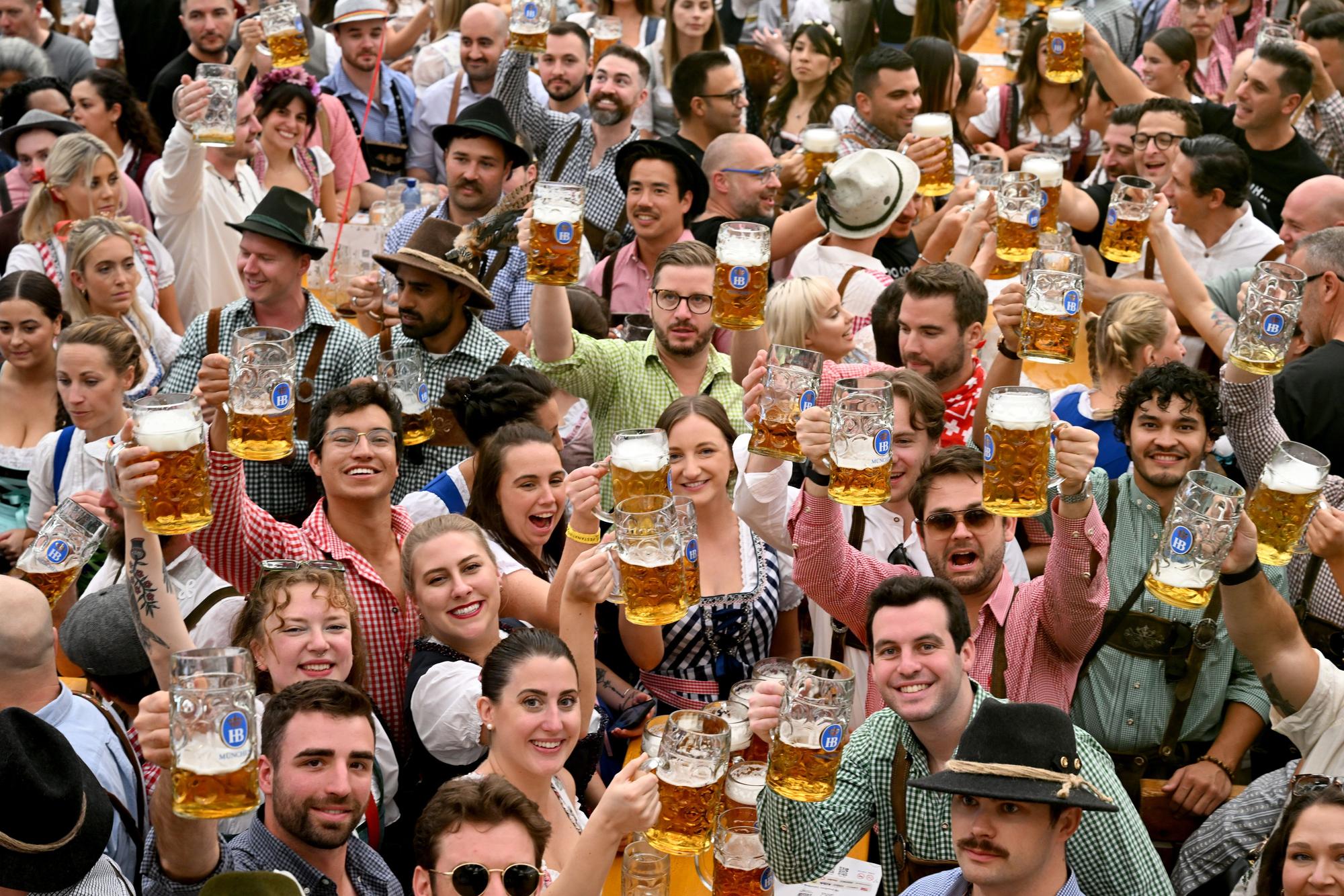 Gäste feiern beim Oktoberfest